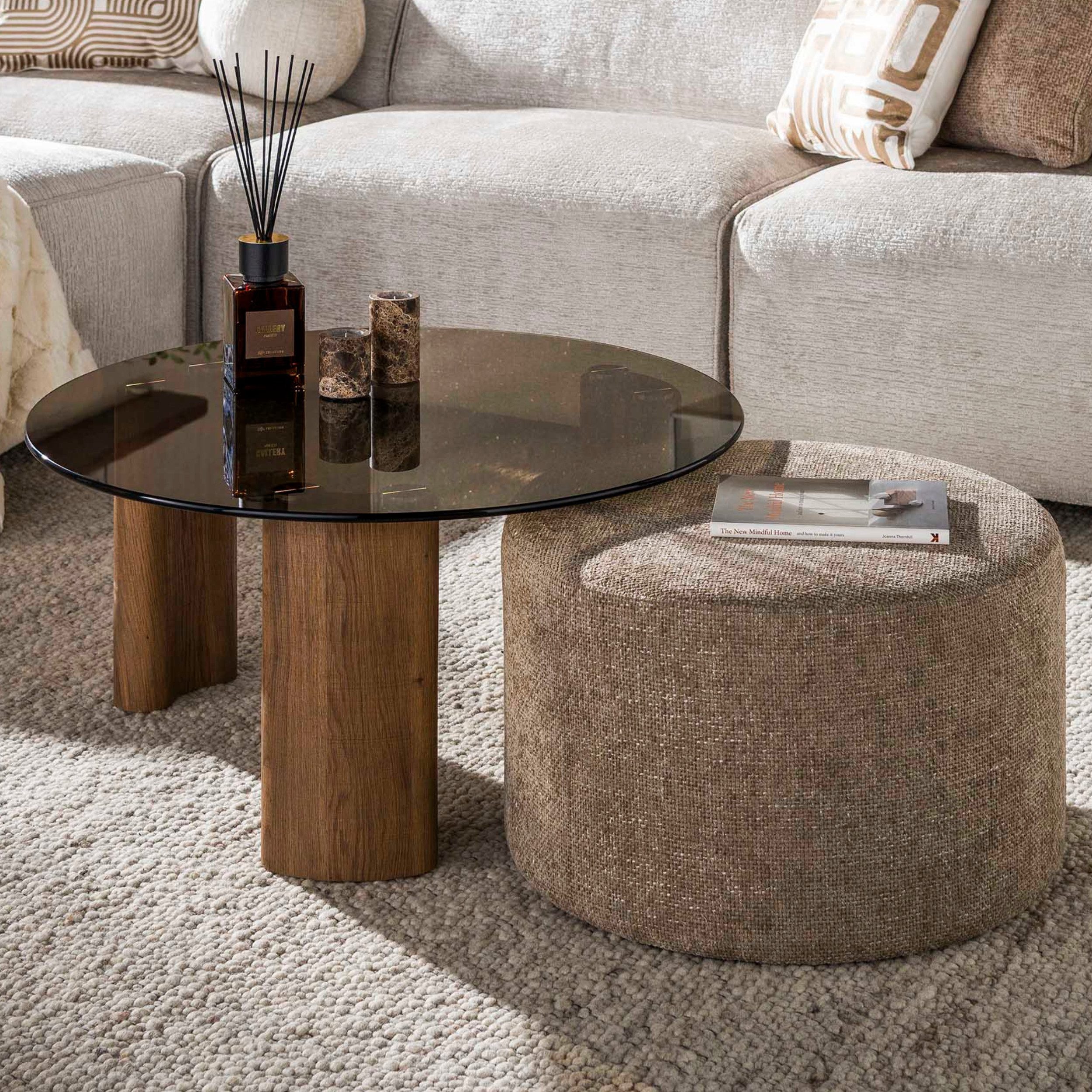 alesvelt Couchtisch Set TINTO LOUNGE Runder Glastisch inkl. Chenille-Pouf in Sand (2er-Set), 80x40cm, 57x37cm, Rauchglas, Eichenholz-Optik