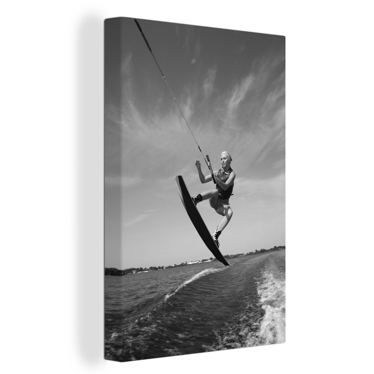 OneMillionCanvasses® Leinwandbild Eine Frau springt mit ihrem Wakeboard in die Luft - schwarz und weiß, (1 St), Leinwandbild fertig bespannt inkl. Zackenaufhänger, Gemälde, 20x30 cm