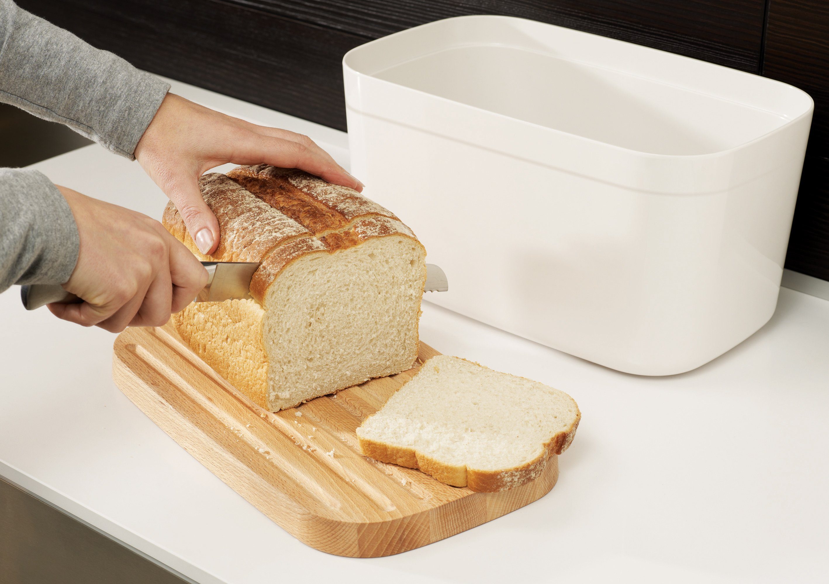 Joseph Joseph Brotkasten Bread Bin, Bambus, Polyprophylen (PP), (1-tlg), mit Schneidebrettdeckel