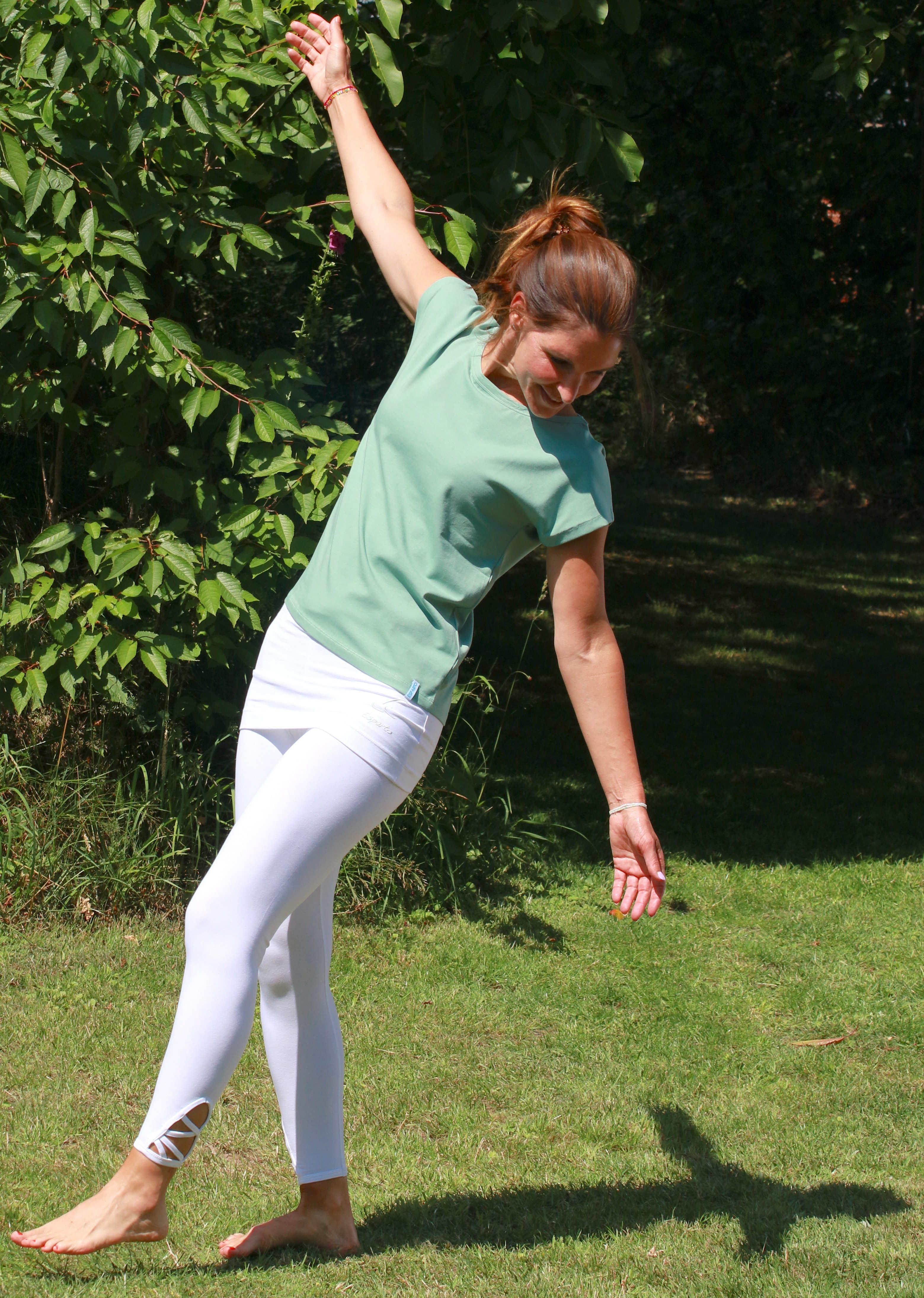 ESPARTO Yogatop T-Shirt Chaay für Yoga und Pilates Das Rückenteil ist etwas länger mit gerundetem Saum.
