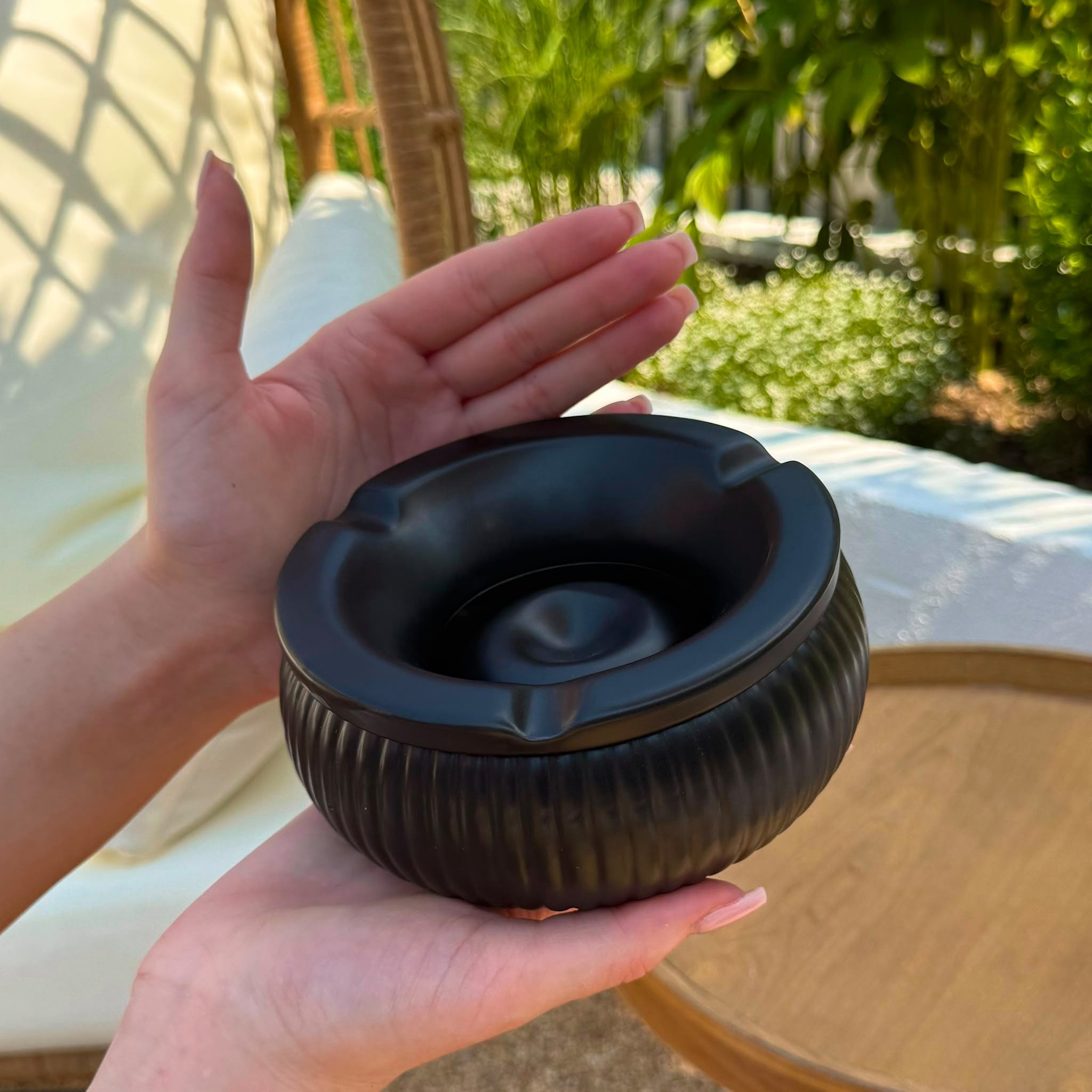 Coumo Aschenbecher Großer Windaschenbecher Keramik Ø 15 cm, Antik Schwarz, mit Deckel