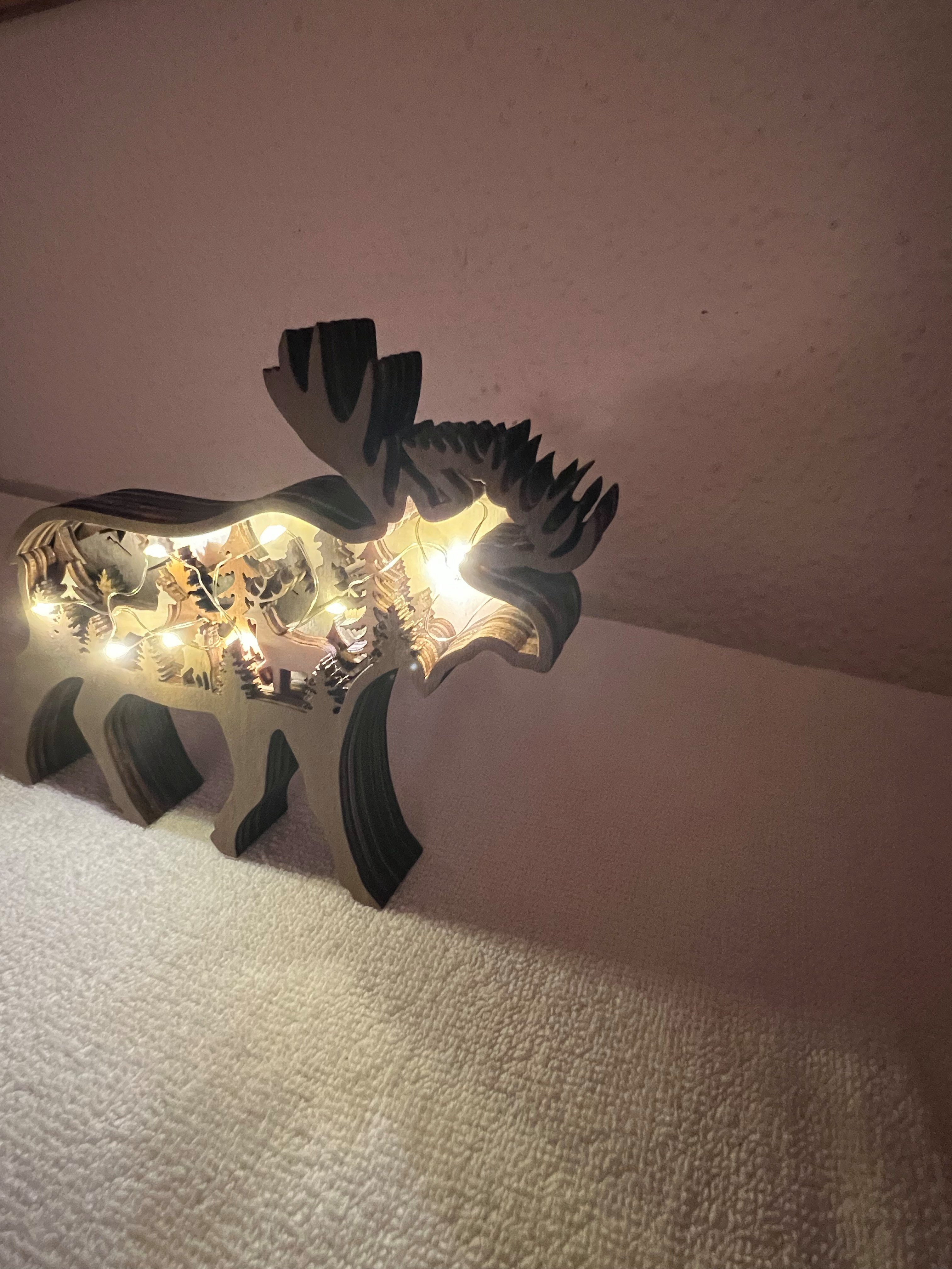 Stelby Tierfigur Dekoration Holzmodell Elch mit LED Lichtern (Kompakte Größe (18 cm x 14 cm x 2,5 cm), vielseitig platzierbar., Hochwertiges Buchsbaumholz, fein verarbeitet mit natürlicher Maserung), LED-Beleuchtung mit 3 Leuchtmodi für stimmungsvolle Atmosphäre.