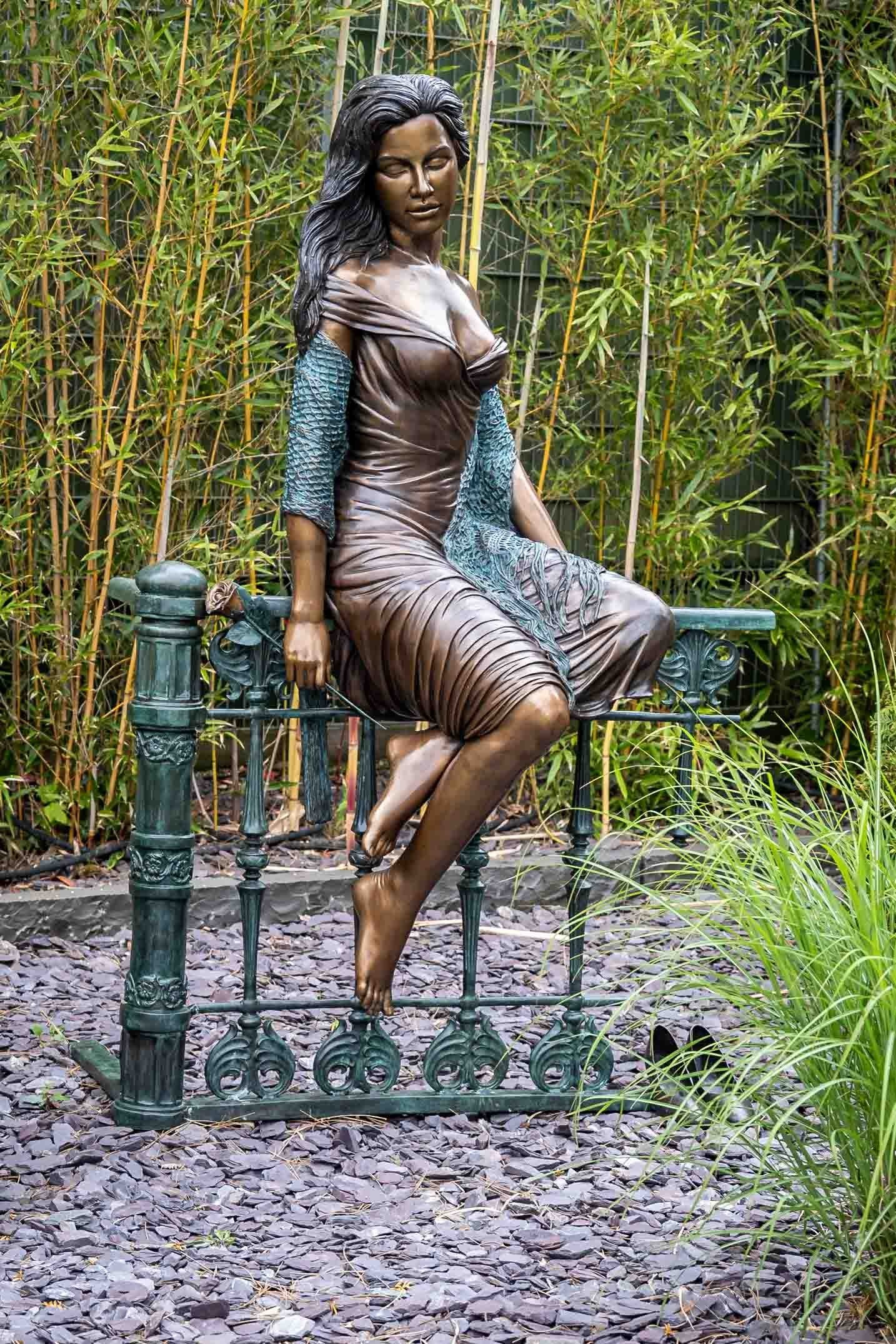 IDYL Gartenfigur IDYL Bronze-Skulptur Frau sitzend auf Zaun, Bronze
