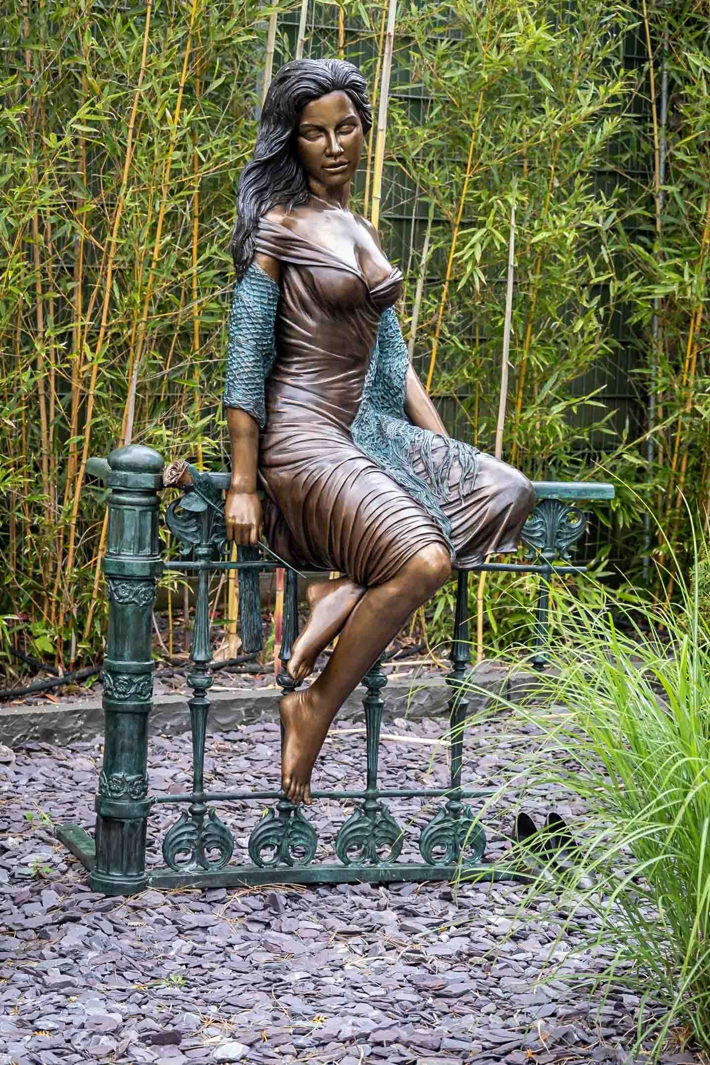 Gartenfigur IDYL Bronze-Skulptur Frau sitzend auf Zaun