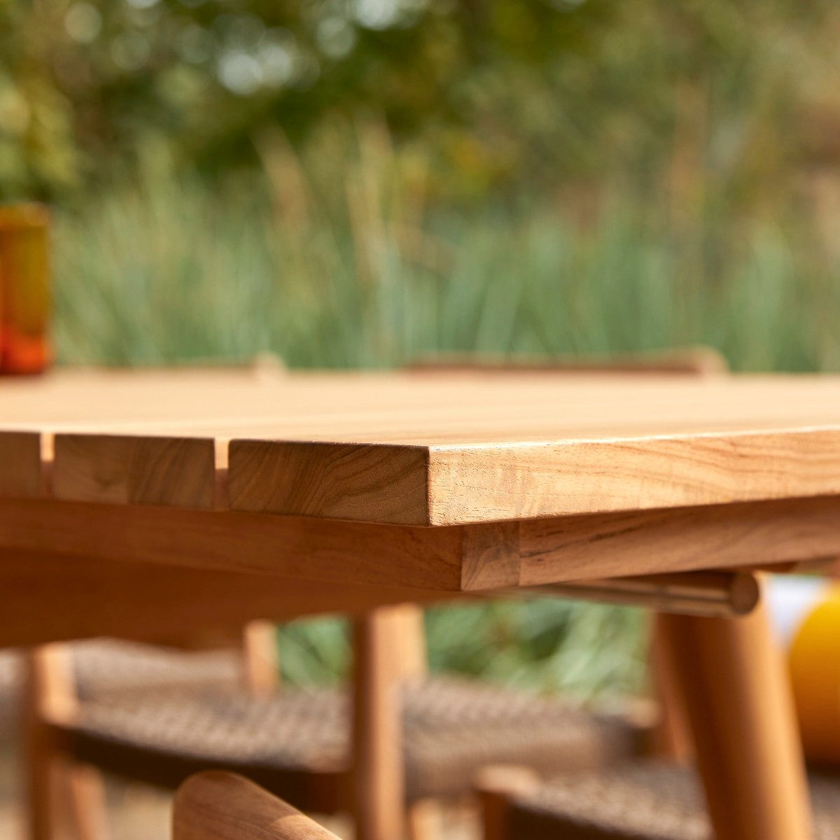 Tikamoon Gartentisch Ausziehbarer Gartentisch aus massivem Teakholz, 6–12 Pers. Vadim