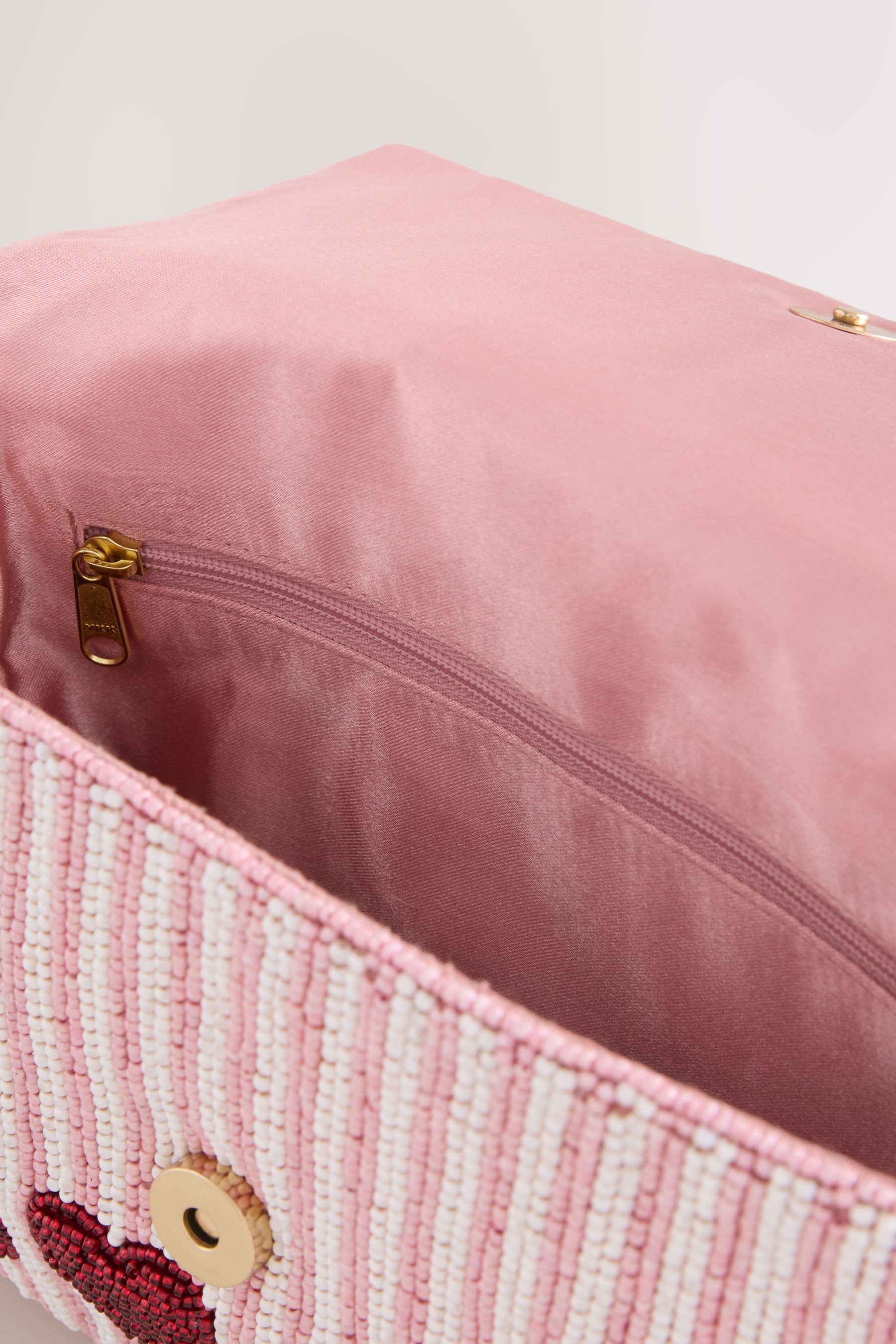 Next Schultertasche Schultertasche mit Perlen und Herz (1-tlg)