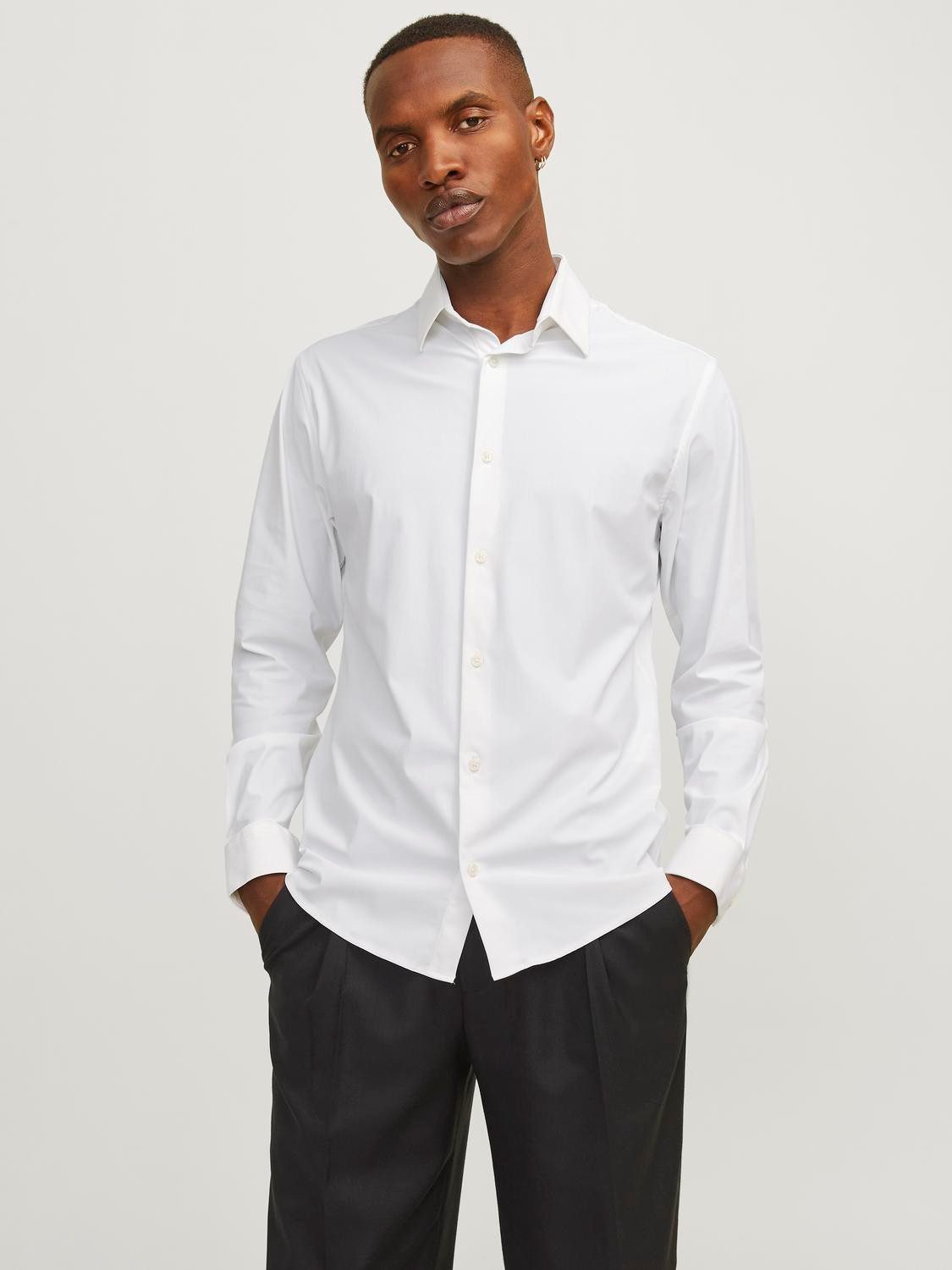 Jack & Jones Langarmhemd Langärmliges Modell mit klassischem Kragen und KnöpfenfürHerren (1-tlg) Regular Fit Knopfleiste unifarben elastisch Knöpfe