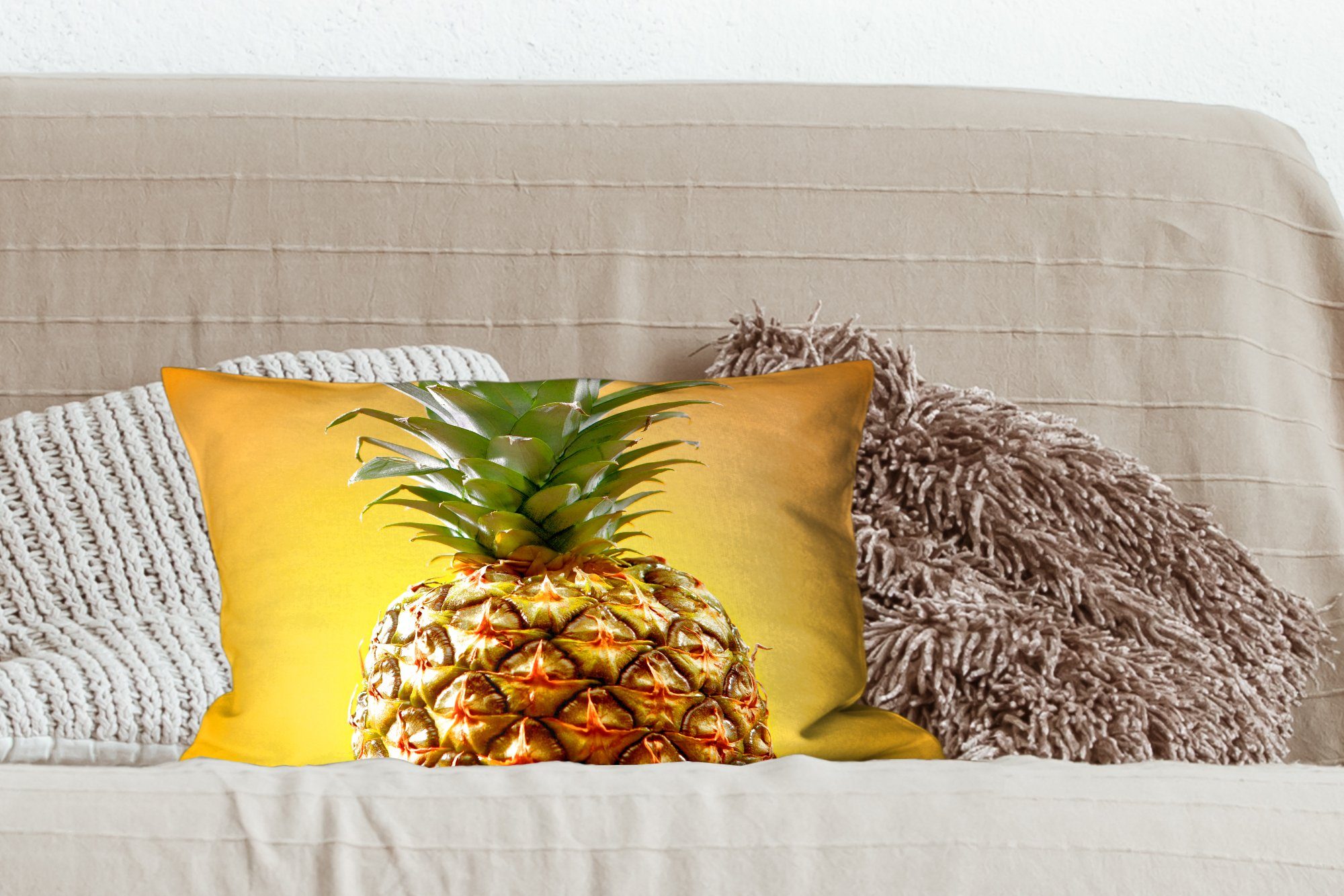 Eine MuchoWow vor Dekoration, Hintergrund, Zierkissen, Füllung, orangefarbenen Dekokissen Dekokissen mit Ananas Wohzimmer Schlafzimmer einem