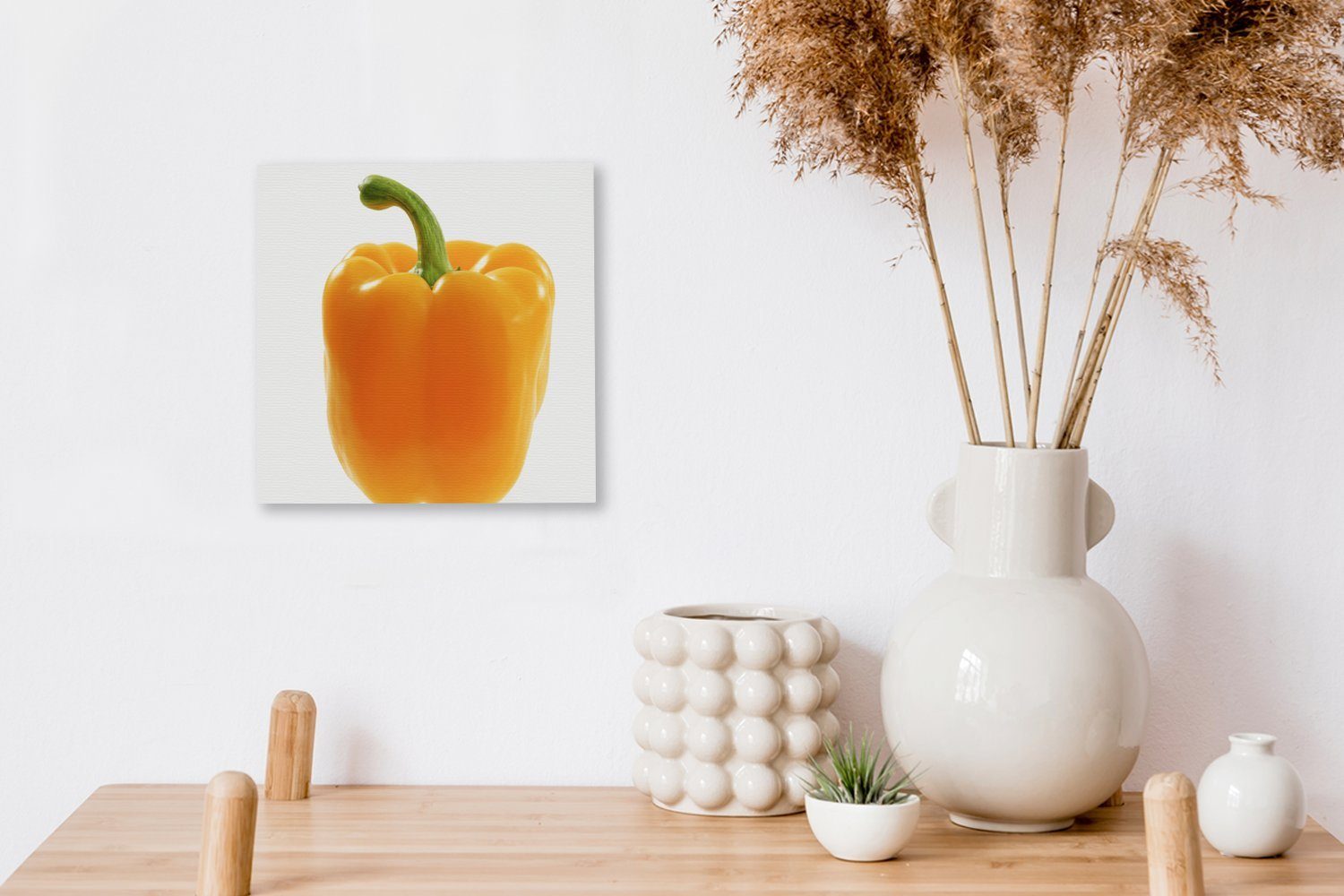 OneMillionCanvasses® Leinwandbild Nahaufnahme einer weißem für Leinwand Paprika vor Bilder Schlafzimmer Wohnzimmer (1 gelben Hintergrund, St)
