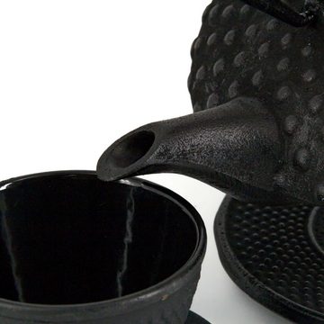 teayumi Teekanne CHIYO Tetsubin Komplett-Set Gusseisenkanne 800 ml Schwarz, 0.8 l, (Komplett-Set, 8-teilig), mit herausnehmbaren Edelstahlsieb, mit Henkel