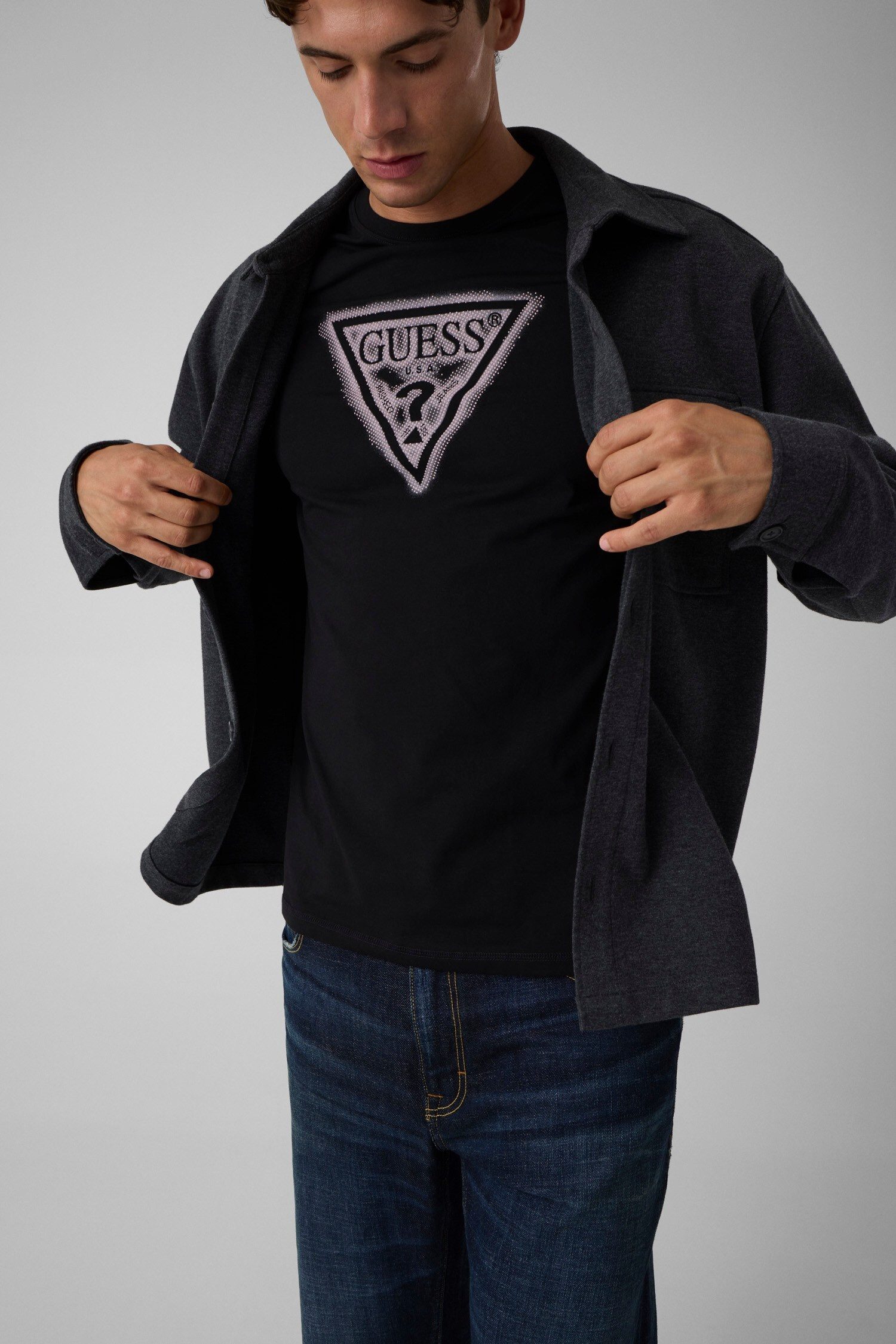 Guess T-Shirt TRIANGLE SPRAY TEE Rundhalsausschnitt, Baumwoll-Mix, Slim Fit – Bild 3 von 5