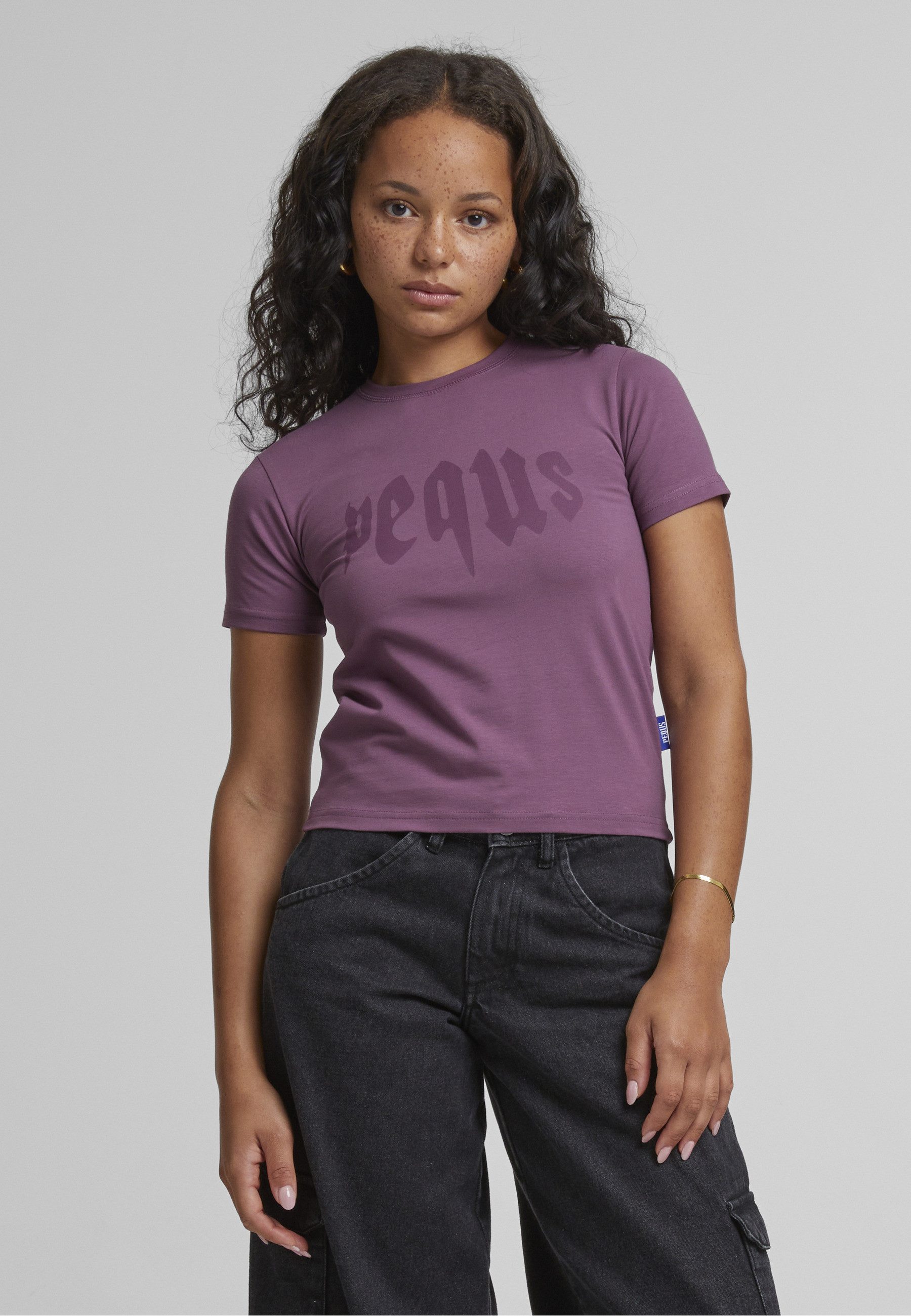 PEQUS T-Shirt PEQUS PEQUS Fitted Mythic Logo T-shirt (1-tlg)