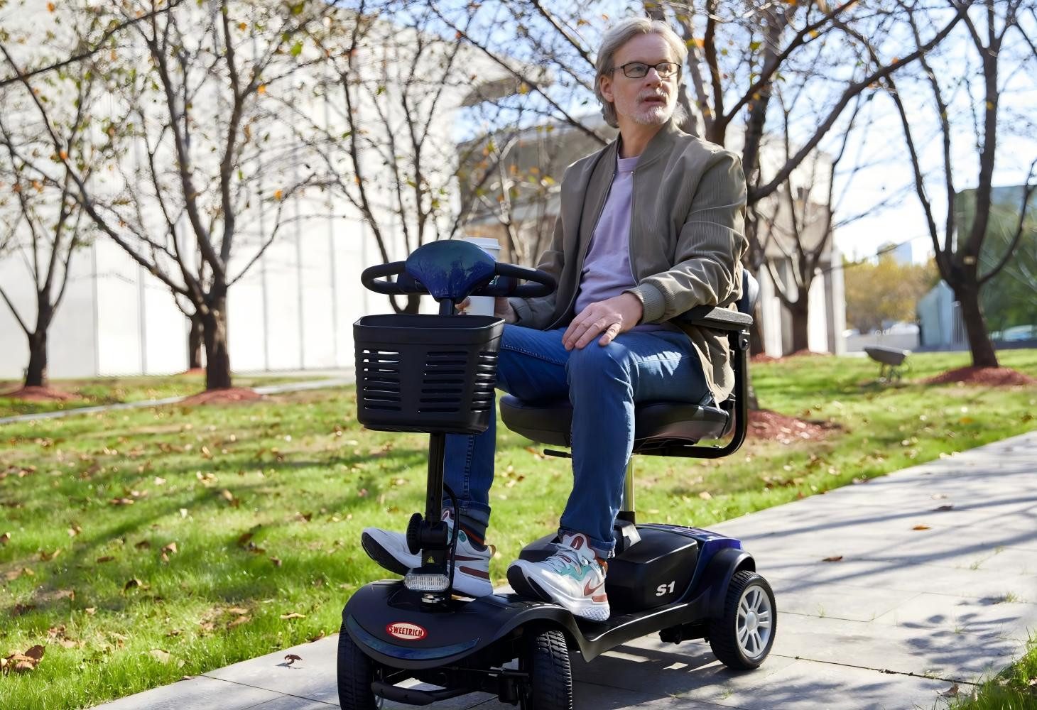 LVHOM Elektromobil faltbarer, 15-25 km, 12Ah, 300W, 136 kg Tragkraft, (Frontkorb und 360°-Drehsitz, Elektromagnetische Bremse, LCD-Display, verstellbare Armlehnen), Gesamtgewicht: 46kg