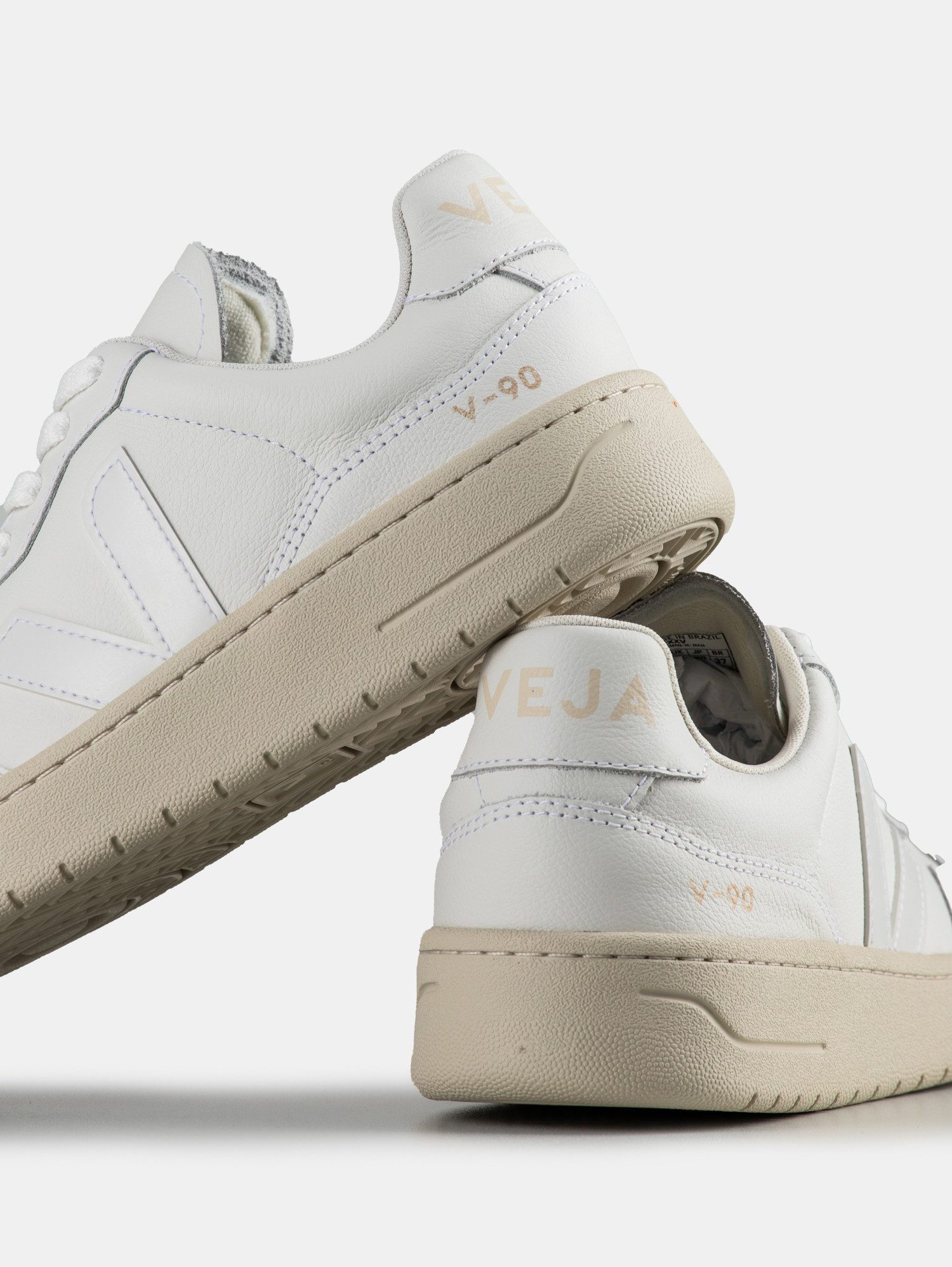 VEJA Veja V-90 Leather Sneaker