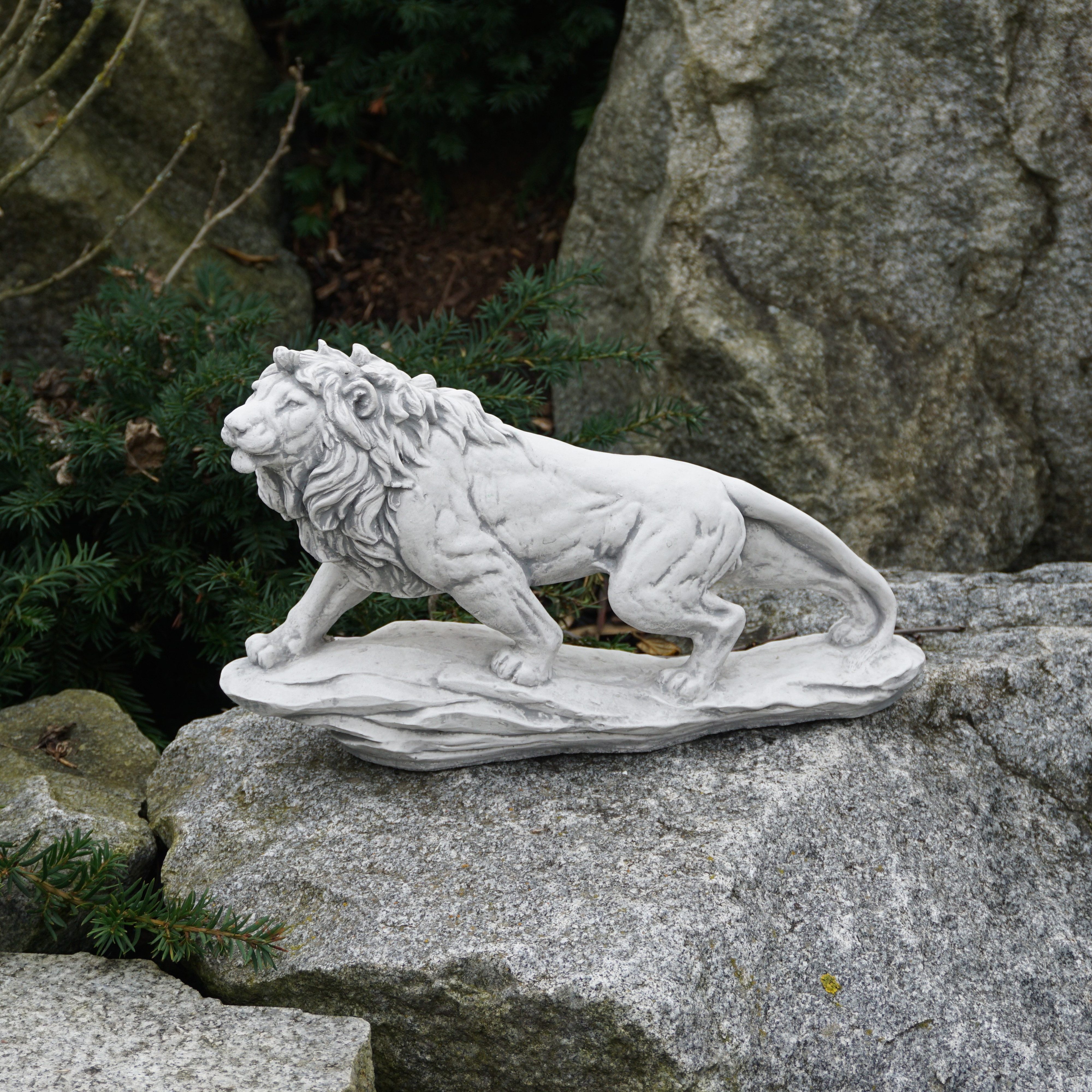 gartendekoparadies.de Gartenfigur Löwe auf einem Felsen, Steinfigur, H. 23 cm, 5 kg, Frostsicher