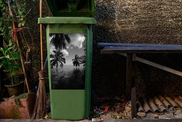 MuchoWow Wandsticker Reflexion von Palmen im Meer von Mo'orea in schwarz und weiß (1 St), Mülleimer-aufkleber, Mülltonne, Sticker, Container, Abfalbehälter