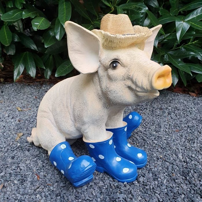 Aspinaworld Gartenfigur Sitzende Schweine Figur mit Hut und blauen Gummistiefel 30 cm wetterfest