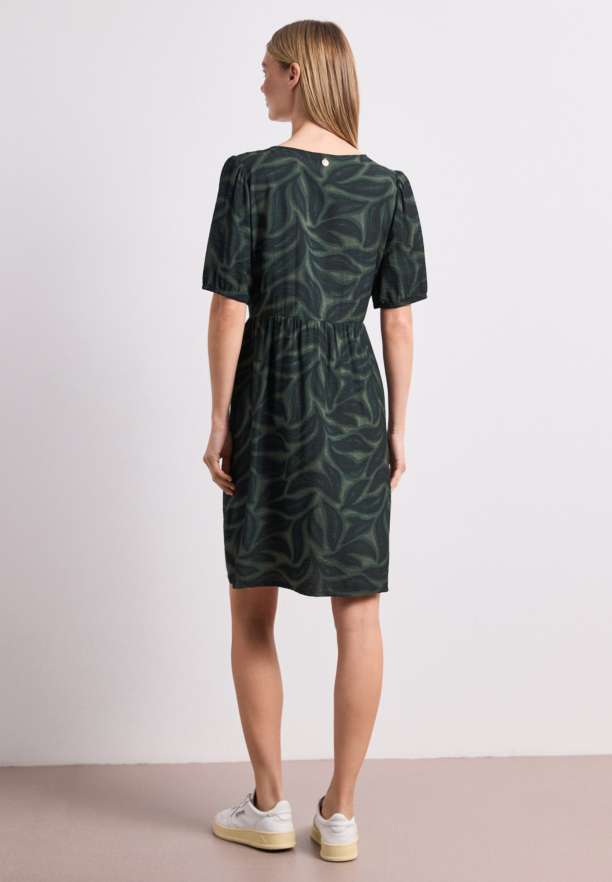 STREET ONE Sommerkleid Sommerkleid mit Split Neck und Allover-Print/Blätter-Design