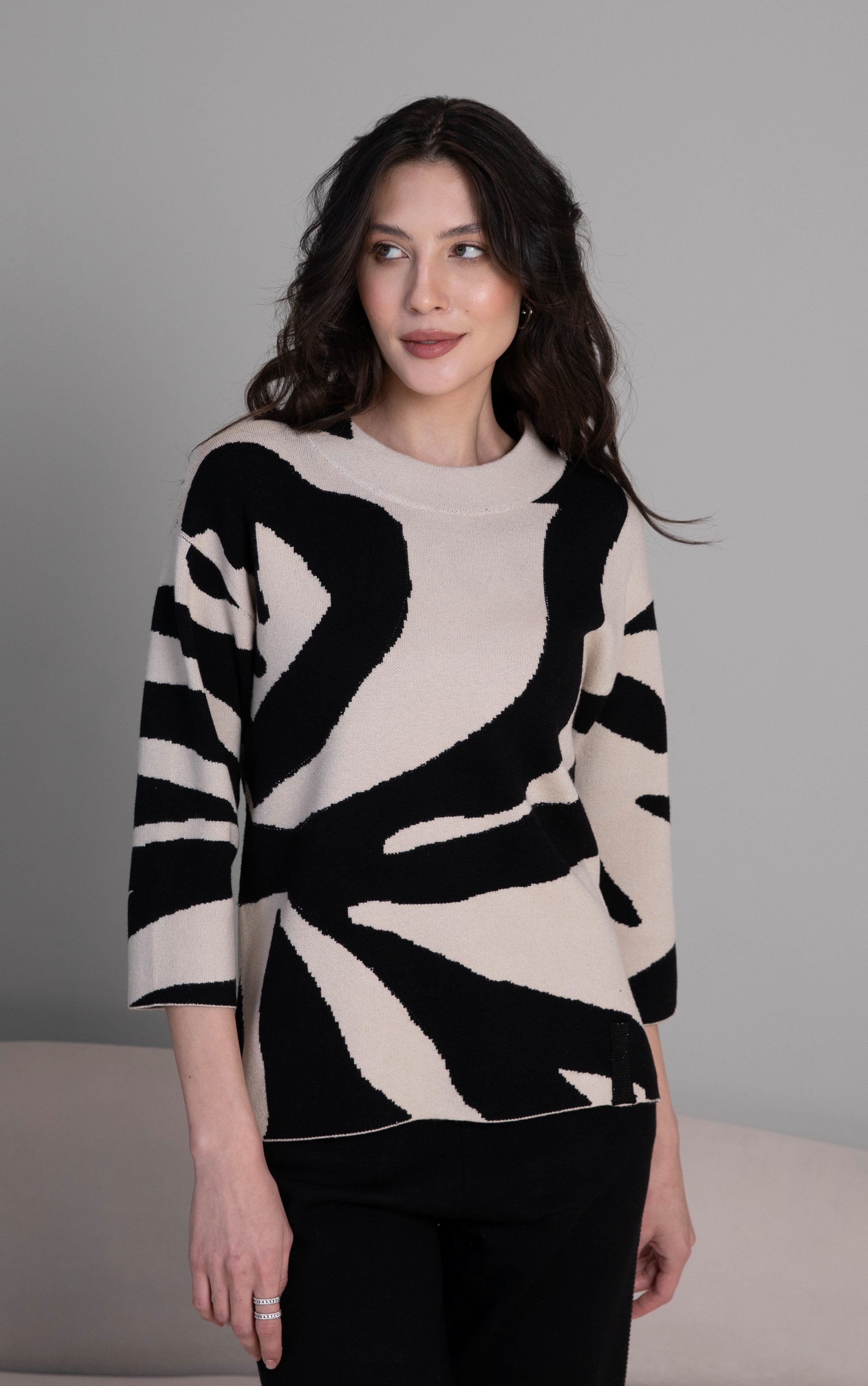 Strickpullover in Beige und Schwarz mit großem abstraktem Muster