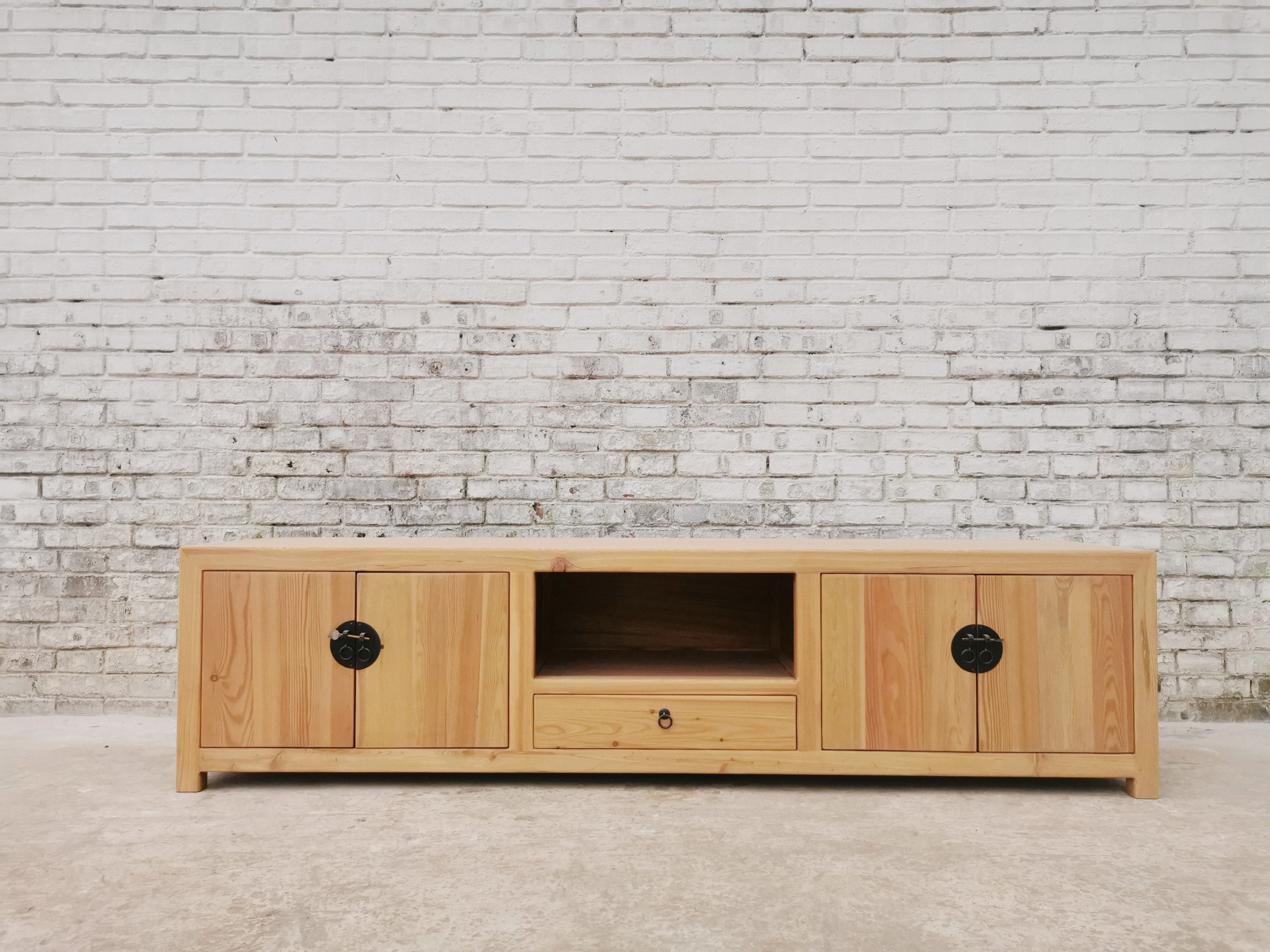 Kommode TV-Lowboard aus Massivholz mit minimalistischen Details