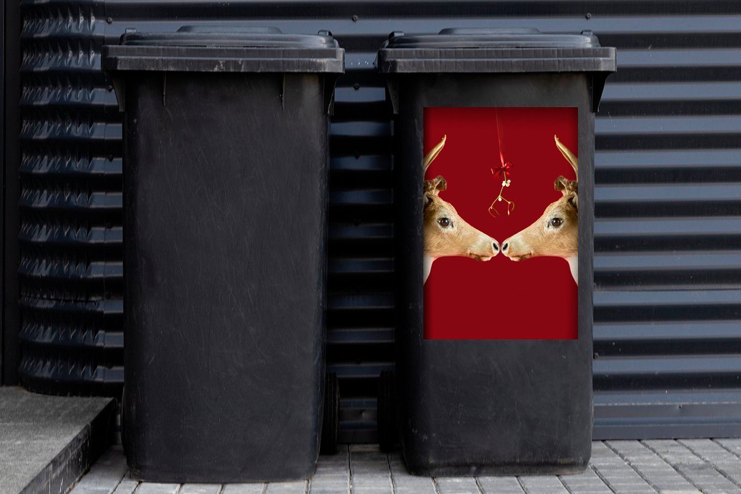 MuchoWow Wandsticker Zwei St), Rentiere Hintergrund vor (1 Mülleimer-aufkleber, Sticker, Abfalbehälter Container, Mülltonne, Mistelzweig einem unter roten einem