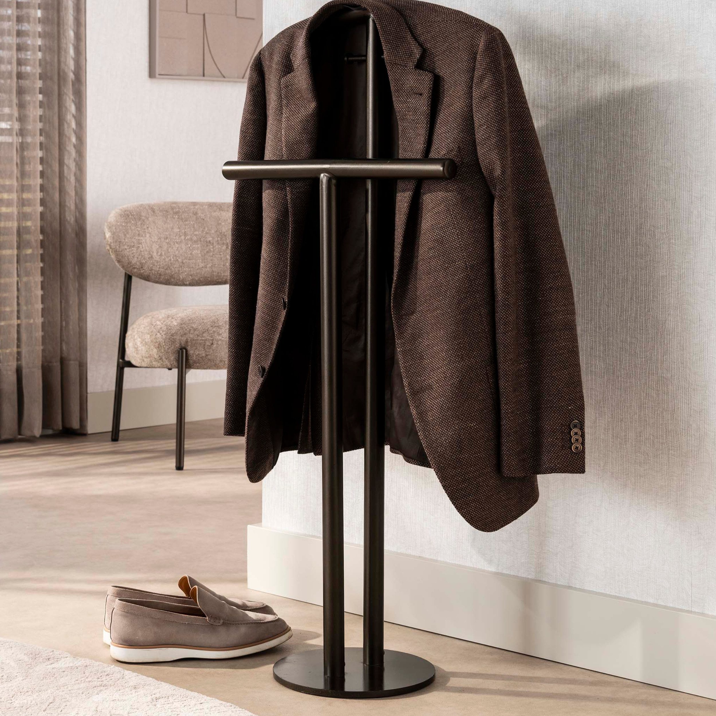 alesvelt Kleiderständer LUNO Eleganter Kleiderbutler aus Stahl in Bronze-Optik, (1-Kleiderständer), 47x25x106cm