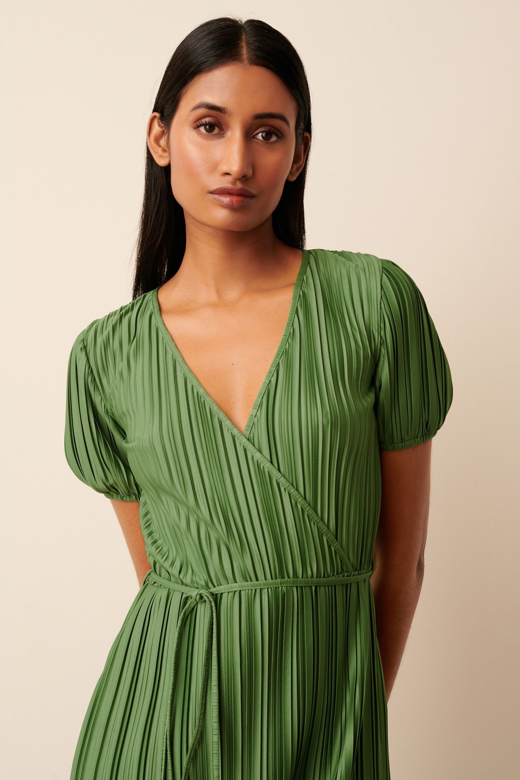 Next Plisseekleid Plissiertes Kleid Green mit kurzen Ärmeln (1-tlg)