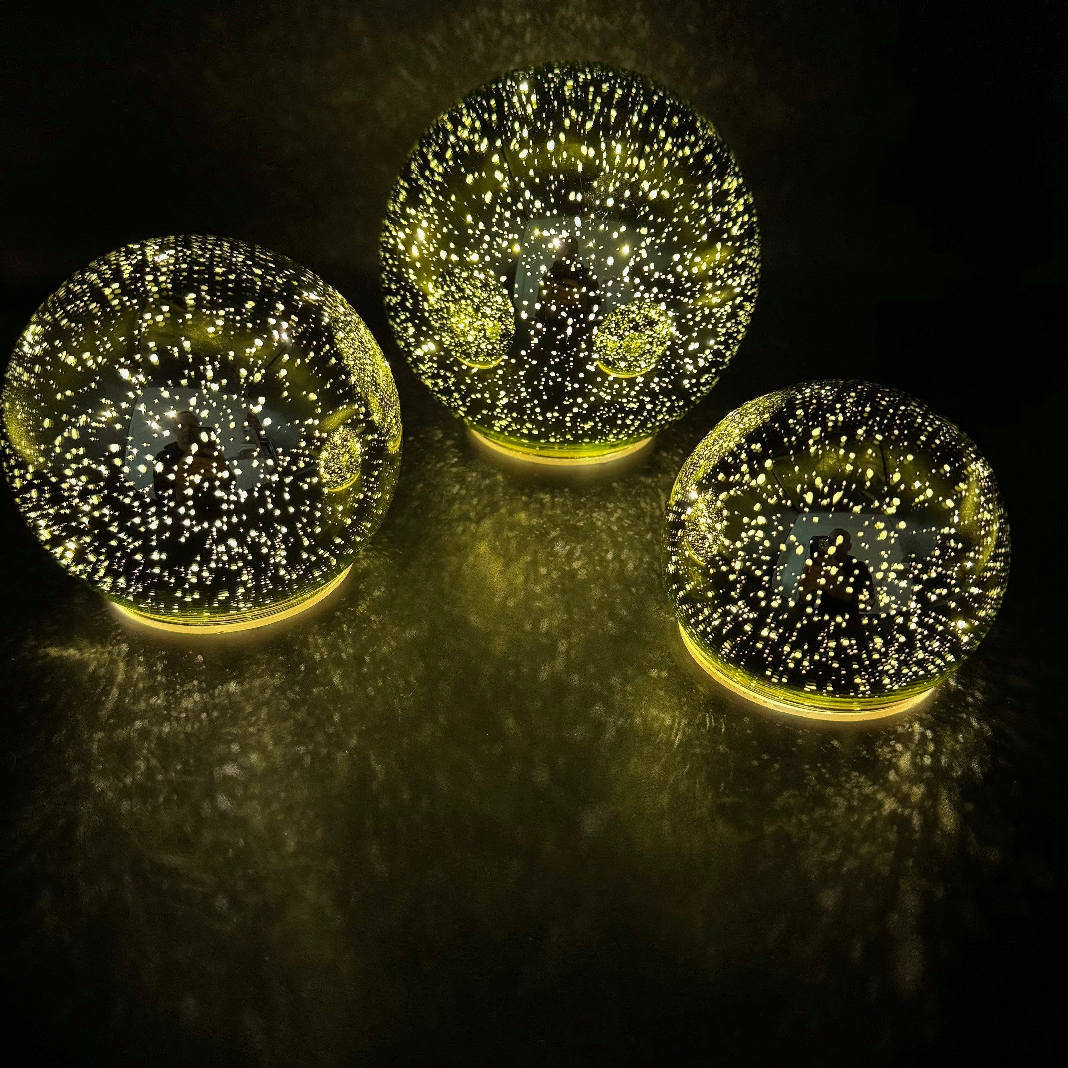 Online-Fuchs LED Dekolicht - 3er Set Glaskugeln mit LED-Lichterkette & Timer - Gartendeko, seichter Funkeleffekt möglich, 35 warmweiße LED´s, für den Innen- und geschützten Außenbereich geeignet