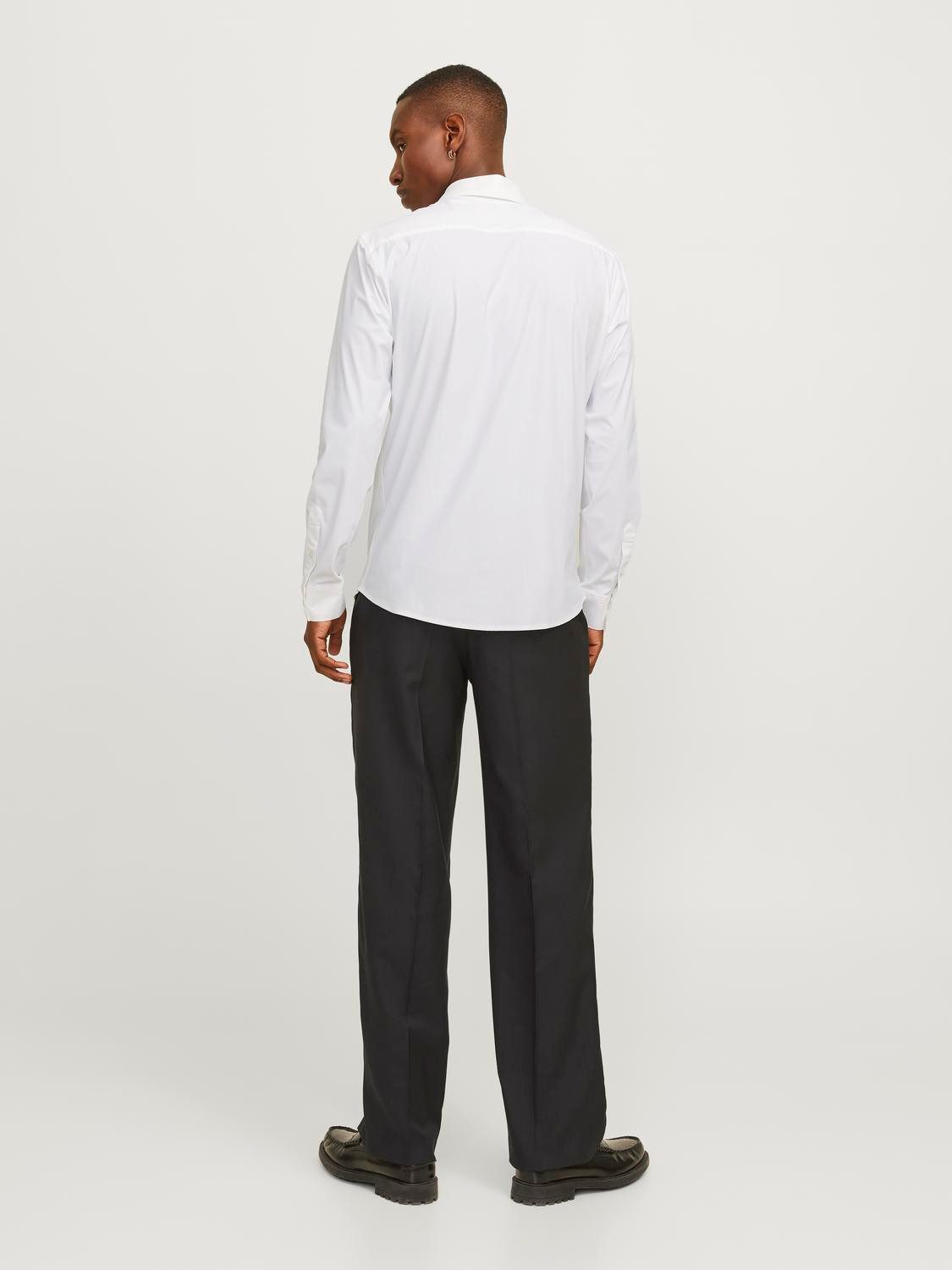 Jack & Jones Langarmhemd Langärmliges Modell mit klassischem Kragen und KnöpfenfürHerren (1-tlg) Regular Fit Knopfleiste unifarben elastisch Knöpfe