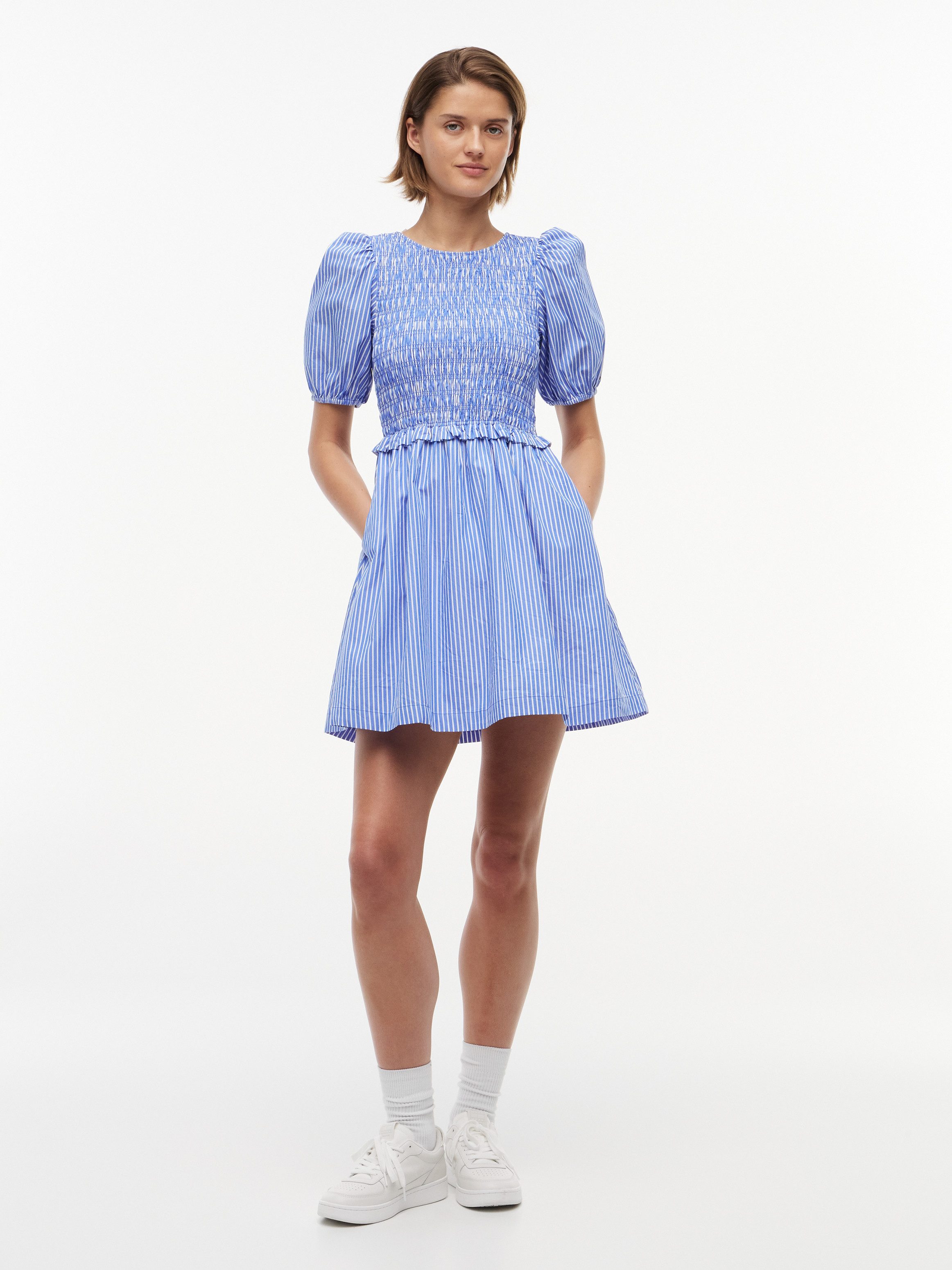 Tommy Jeans Minikleid TJW POPLIN SMOCK MINI DRESS EXT Baumwolle, kurze Puffärmel, Oberteil gesmokt
