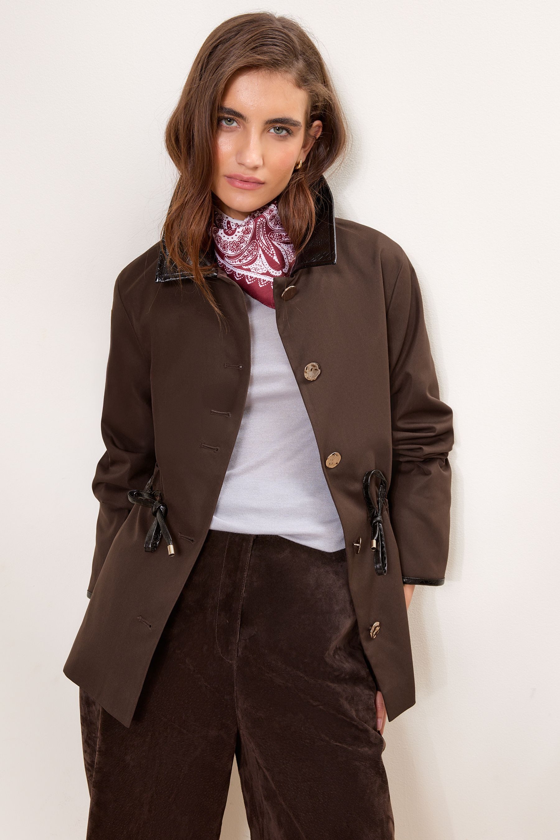 LIPSY Trenchcoat Lipsy Kurzer Trenchcoat mit PU-Kragen, Petite (1-tlg) – Bild 5 von 5
