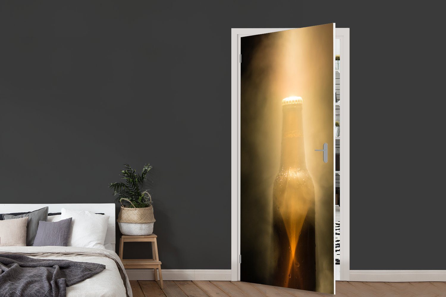 Tür, Fototapete Türtapete im 75x205 Licht, cm Bierflasche für St), Matt, (1 bedruckt, Türaufkleber, MuchoWow