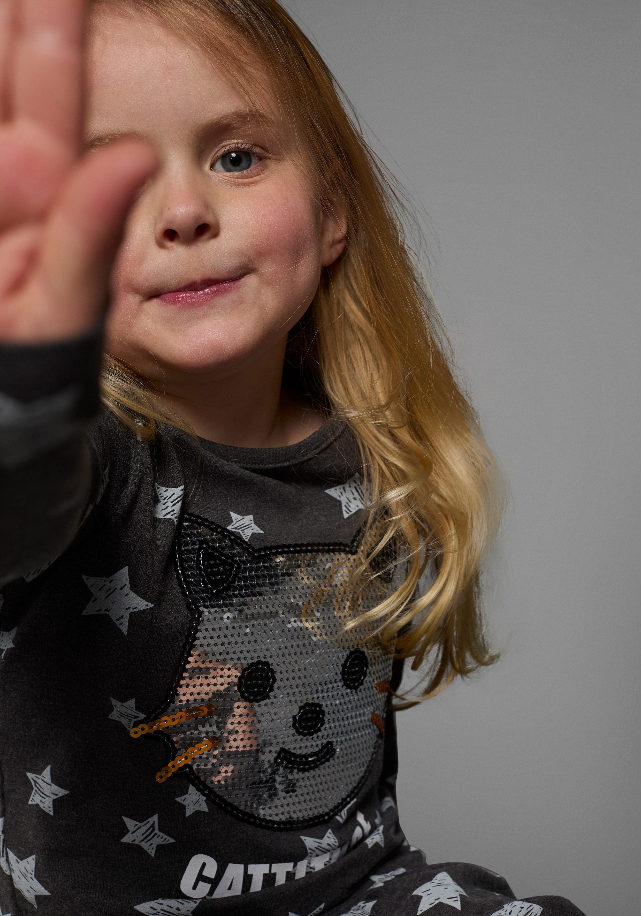 KIDSWORLD Jerseykleid Kleid mit Pailletten Shirtkleid mit süßer Paillettenapplikation