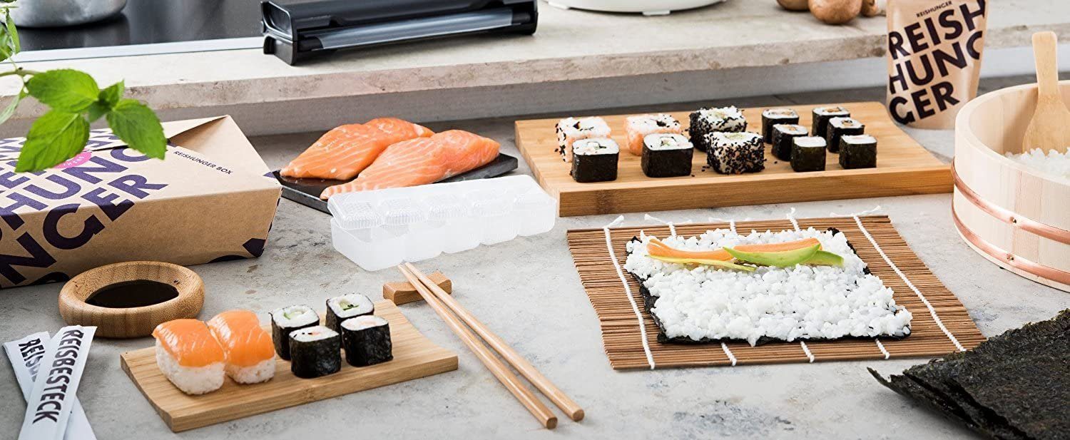 Für und Person Sushi Set Stäbchenbank edle Reishunger Pro Sushi Geschirr-Set (8-tlg), ein Servier Bambus, Servierbrettchen, Personen - zwei Essstäbchen, Reishunger Saucenschale
