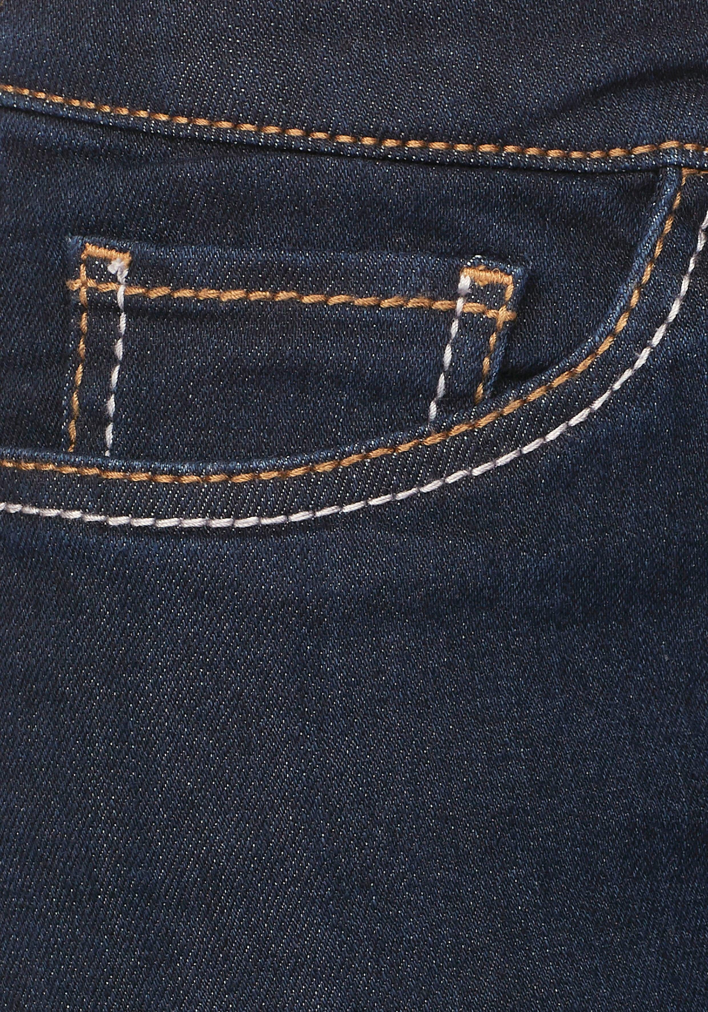 Arizona Bootcut-Jeans mit Kontrastnähten normale Leibhöhe, Bootcut, 5-Pocket-Style, dunkle Waschung