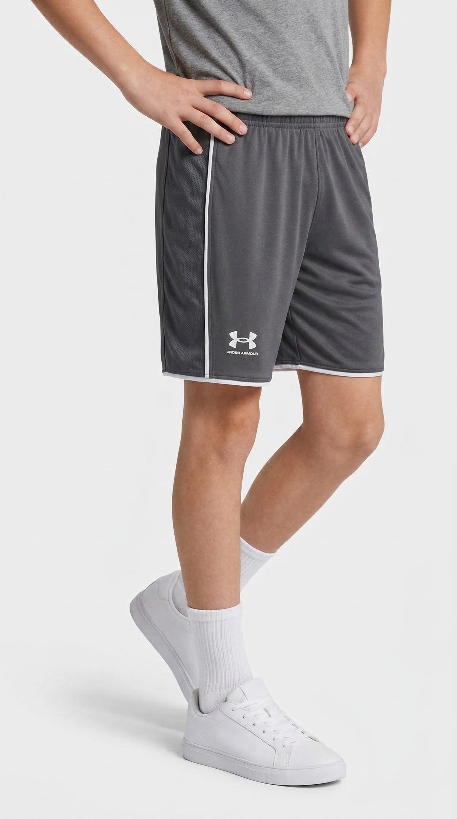 Under Armour® Trainingsshorts UA B CH. TRAIN SHORT leichtes Material, aus Polyester, bequeme Passform