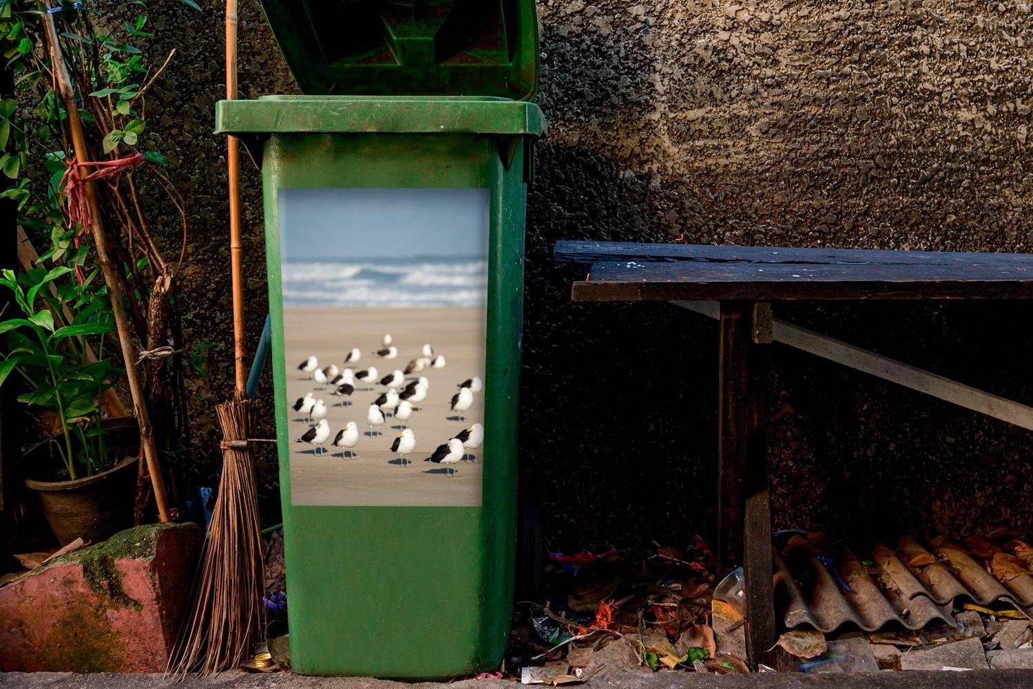 Mülltonne, Abfalbehälter Wandsticker von Meeres Mülleimer-aufkleber, Nähe Strand Mantelmöwen am Container, MuchoWow Eine Gruppe (1 der Sticker, des in St),