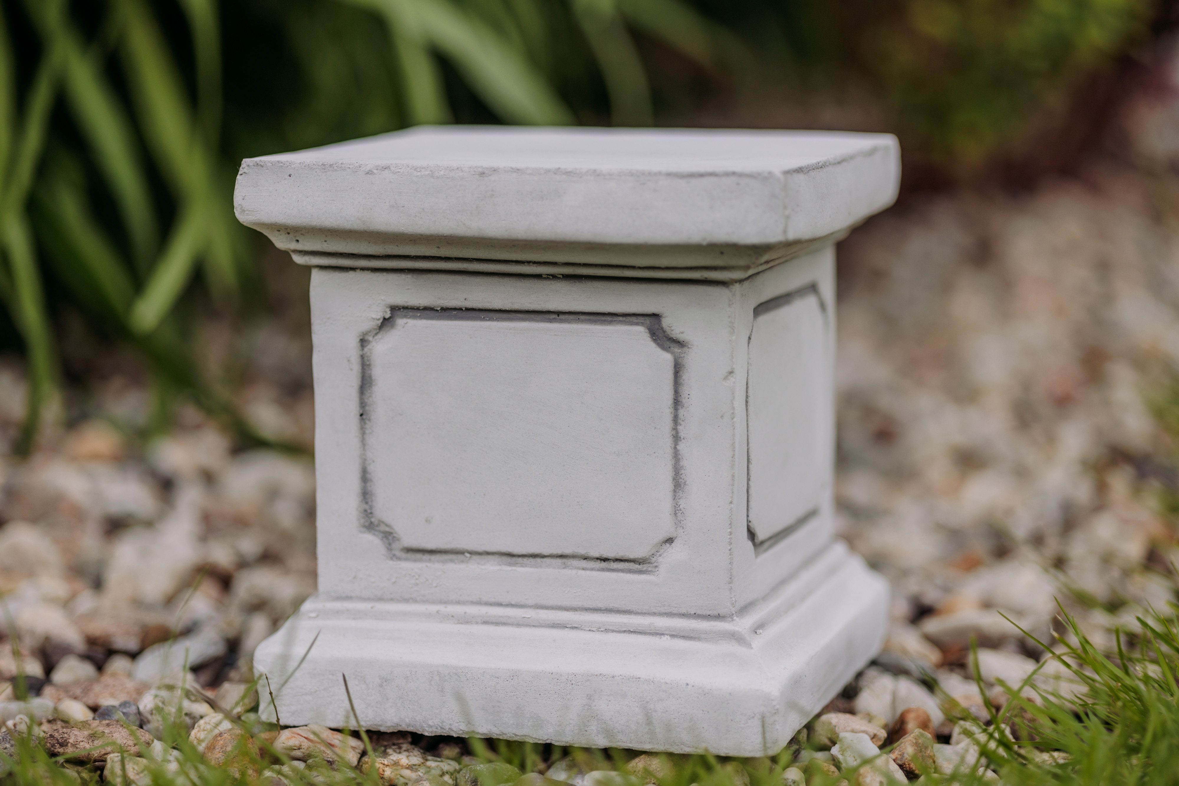 gartendekoparadies.de Gartensockel quadratischer Sockel Podest, Steinguss, Steinsockel, H. 20 cm, 13 kg, 20x20x20 cm, Frostsicher
