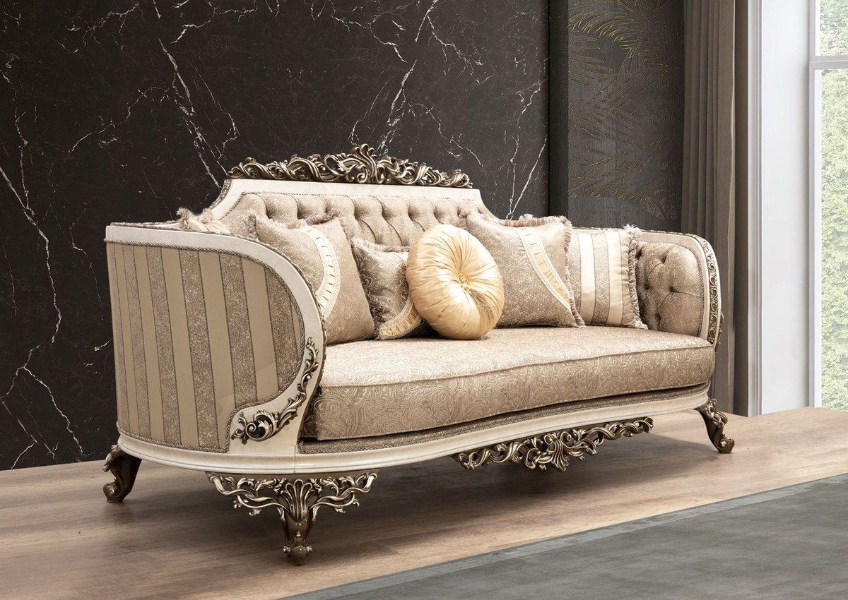 Barock Muster Luxus Beige mit / Barock Möbel Sofa / - Padrino Casa Prunkvolles Cremefarben elegantem Sofa Wohnzimmer Sofa Braun / Wohnzimmer Gold -