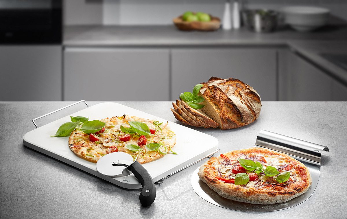 GEFU Pizzastein Set: Pizzastein DARIOSO mit Gestell + Pizzaschneider + Pizza-Schieber, Edelstahl, Keramik, Kunststoff, (Set, 4-St., Pizzastein, Gestell, Pizzaschneider, Pizzaschieber), Premium-Qualität, vielseitig, leicht zu reinigen, perfektes Geschenk
