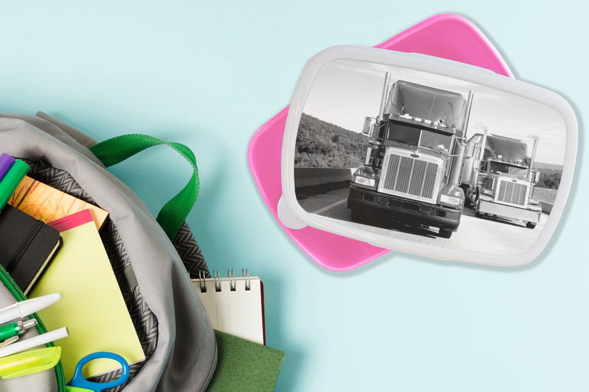 Kunststoff Lastwagen Erwachsene, schwarz Kinder, Brotbox Mädchen, auf der Brotdose rosa für - Autobahn MuchoWow Kunststoff, (2-tlg), Snackbox, Lunchbox und weiß,