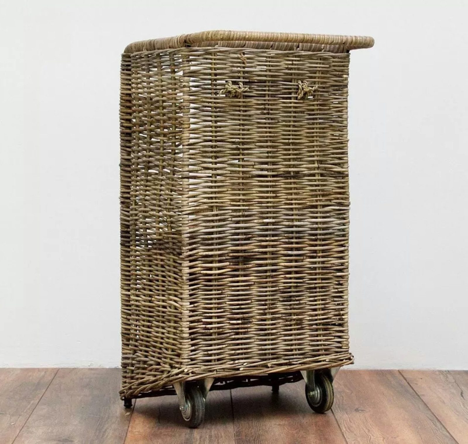 Van der Leeden Kaminholzkorb Kaminholzwagen Rollen 90x45 cm Rattan Handmade (Stück, 1 St., Packung), Tragegriff zum Rollen, 90x45 cm, Handarbeit, Naturprodukt