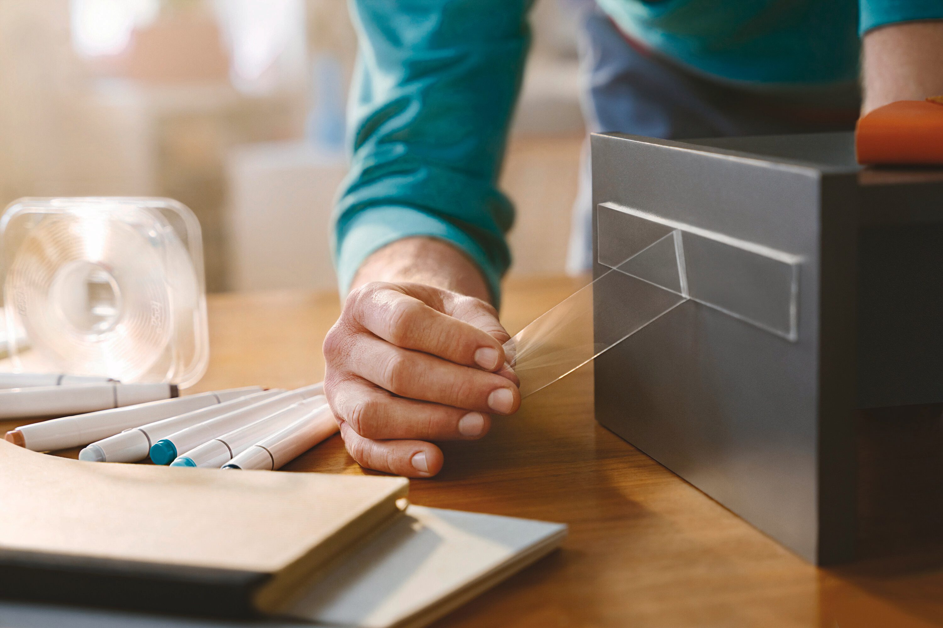 tesa Doppelklebeband Universal Tape mit Nano Power, doppelseitig transparent, extra stark (Packung, 1-St., wiederverwendbares, leicht ablösbares Montageband für innen und außen) Nanotape zum Befestigen, Dekorieren, Organisieren, Kleben ohne Nägel