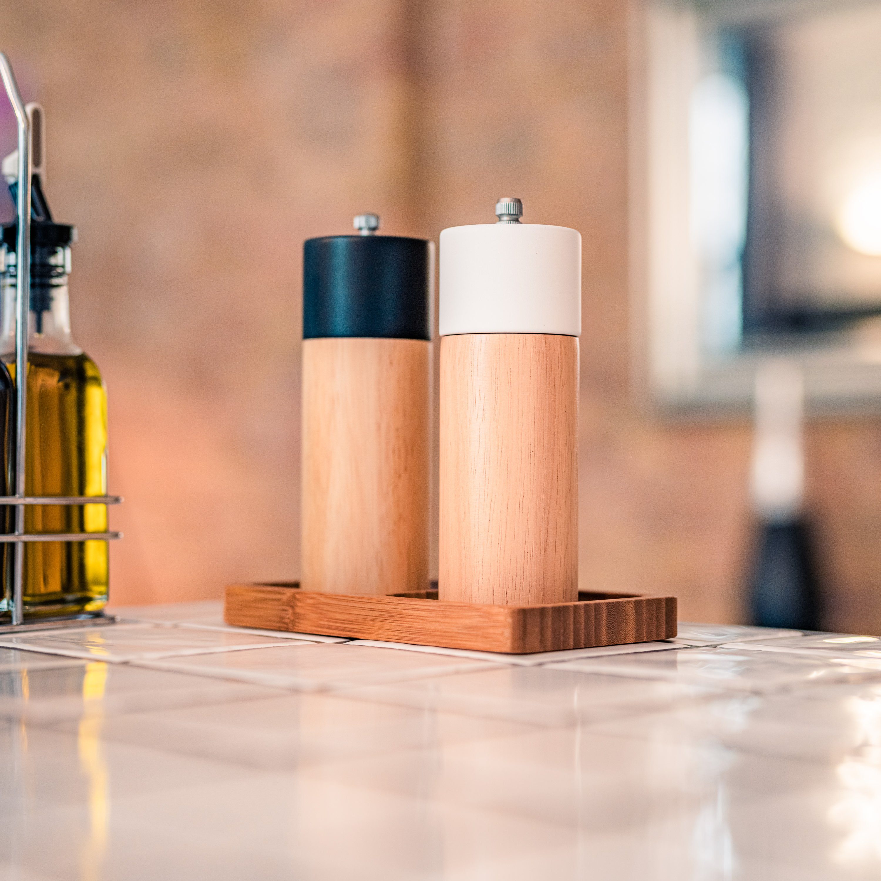 Flanacom Salz-/Pfeffermühle Salzstreuer & Pfeffermühle + Ablage - Keramikmühle, Bambusbrett als Ablage, verstellbares Keramikmahlwerk