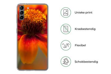 MuchoWow Handyhülle Nahaufnahme einer orangefarbenen Zinnienblüte, Phone Case, Handyhülle Samsung Galaxy S21 Plus, Silikon, Schutzhülle