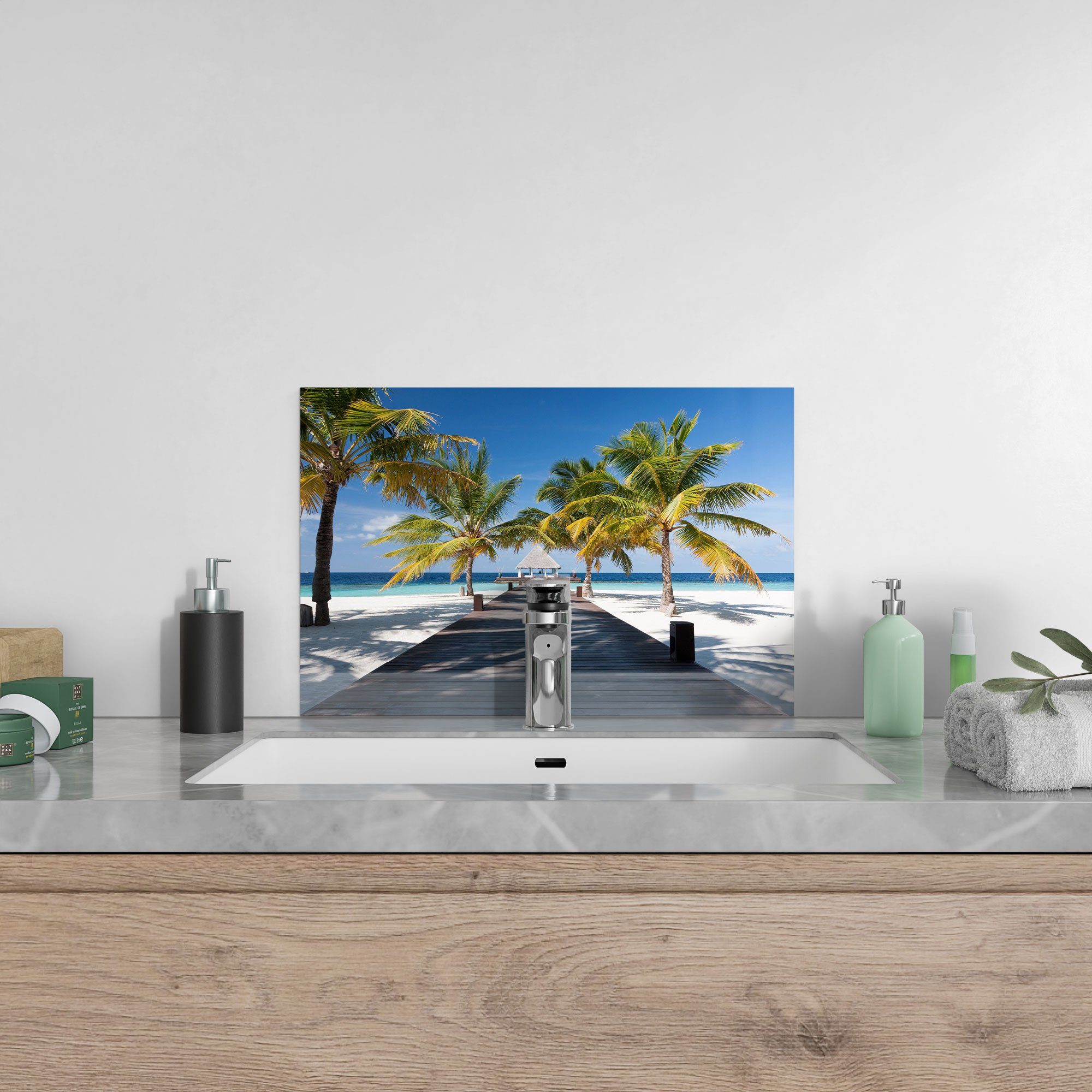 DEQORI Küchenrückwand 'Tropischer Strandaufgang', Spritzschutz Badrückwand Herdblende Glas