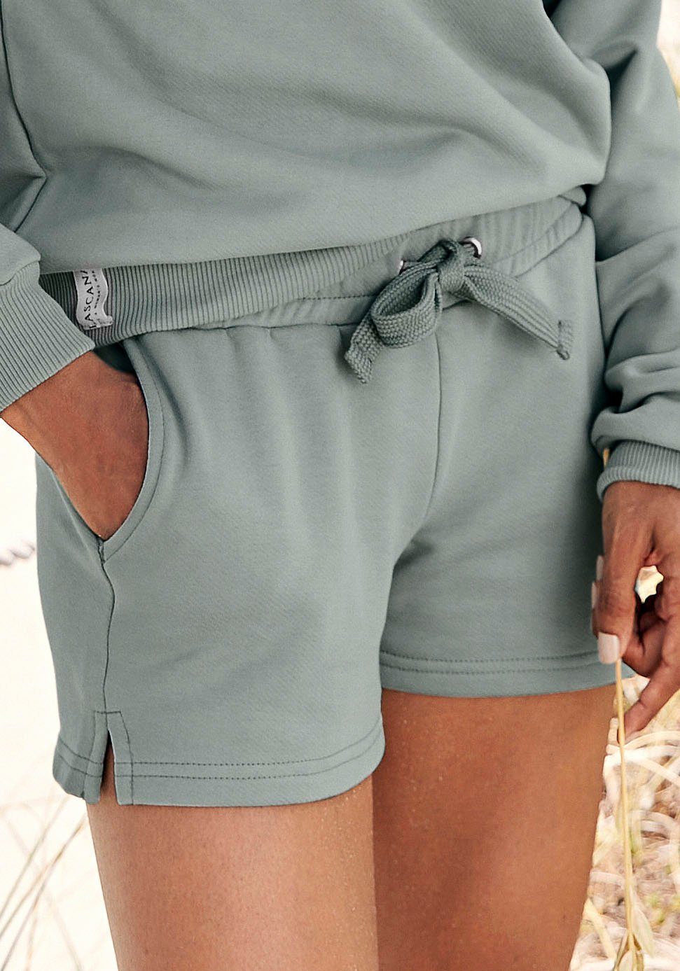 LASCANA Sweatshorts aus organischer Baumwolle, Loungeanzug grün