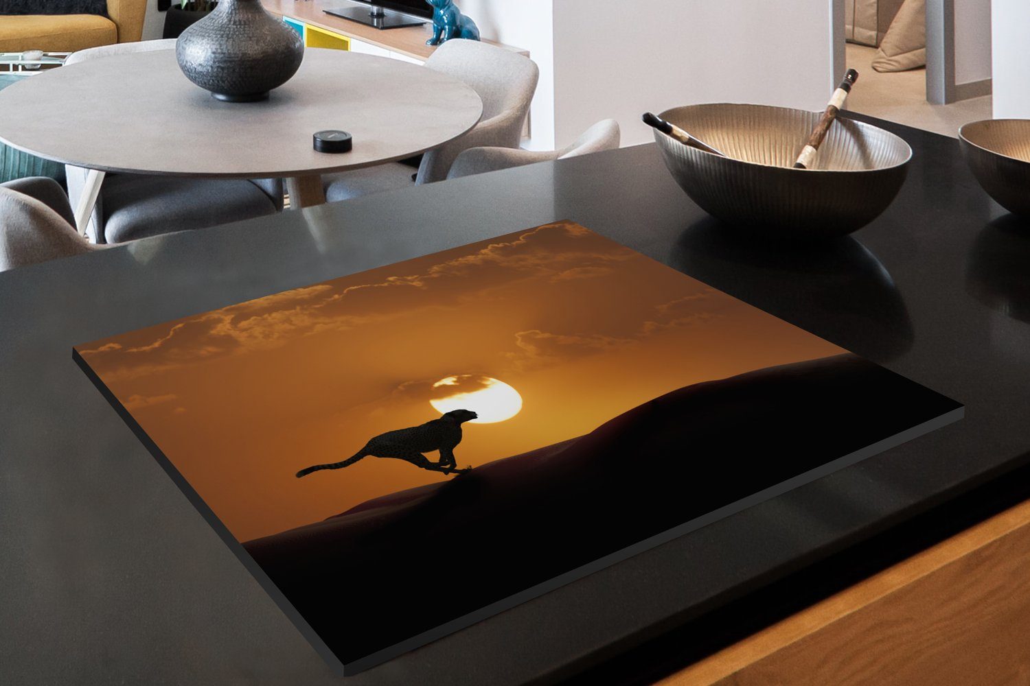 Silhouette, - - 70x52 cm, Sonnenuntergang nutzbar, Herdblende-/Abdeckplatte Arbeitsfläche tlg), MuchoWow Mobile Gepard Ceranfeldabdeckung Vinyl, (1