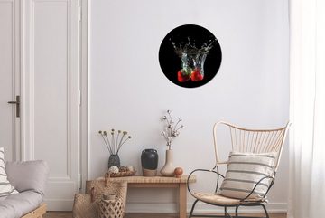 MuchoWow Gemälde Erdbeeren - Obst - Wasser - Schwarz - Rot, (1 St), Kreis Wanddekoration Forex, Rundes Wandbild, Wohnzimmer, 30x30 cm