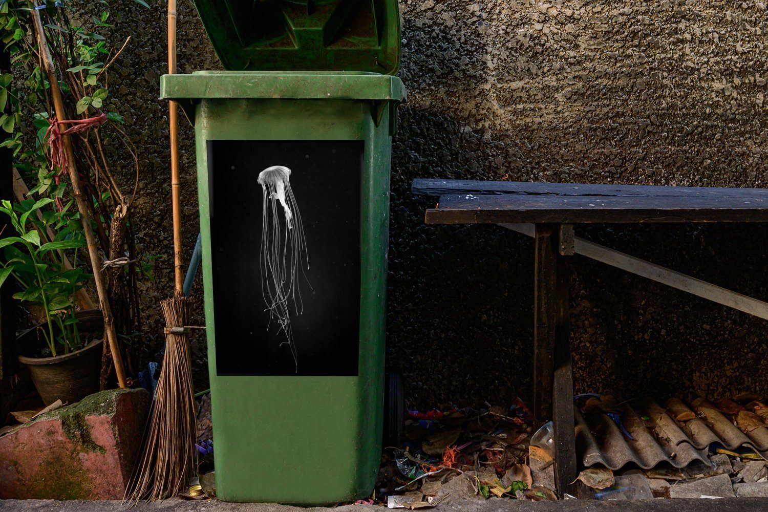 MuchoWow Wandsticker Quallen auf dunklem (1 und St), Hintergrund weiß schwarz - Mülleimer-aufkleber, Container, Mülltonne, Sticker, Abfalbehälter